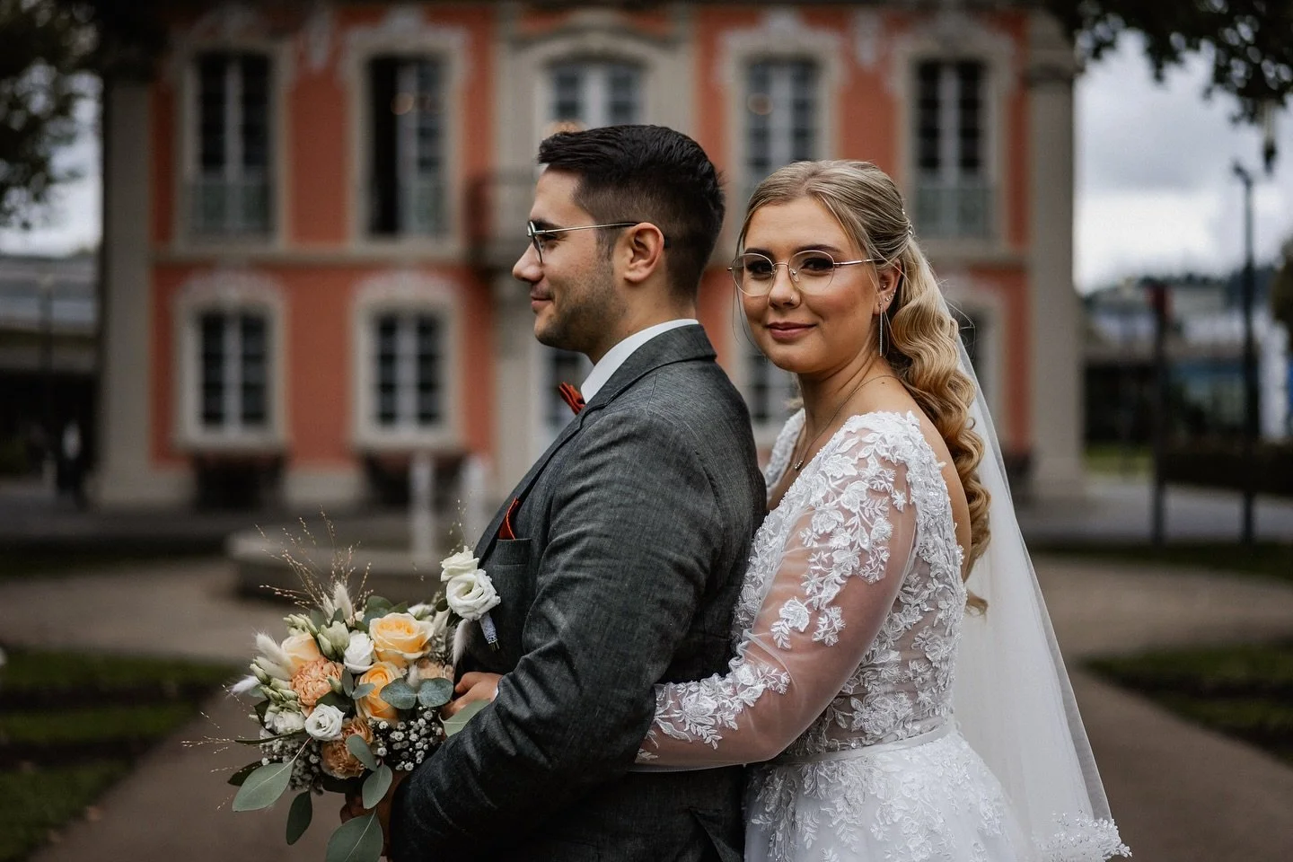 Die Hochzeit von Iwona und Marc war mehr als nur ein besonderer Tag &ndash; sie war ein Fest der Liebe und des Lebens! 💕 Ihre polnisch-russische Feier war ein Feuerwerk an Emotionen, Tanzen und Lebensfreude. Selbst der Regen konnte uns nicht bremsen