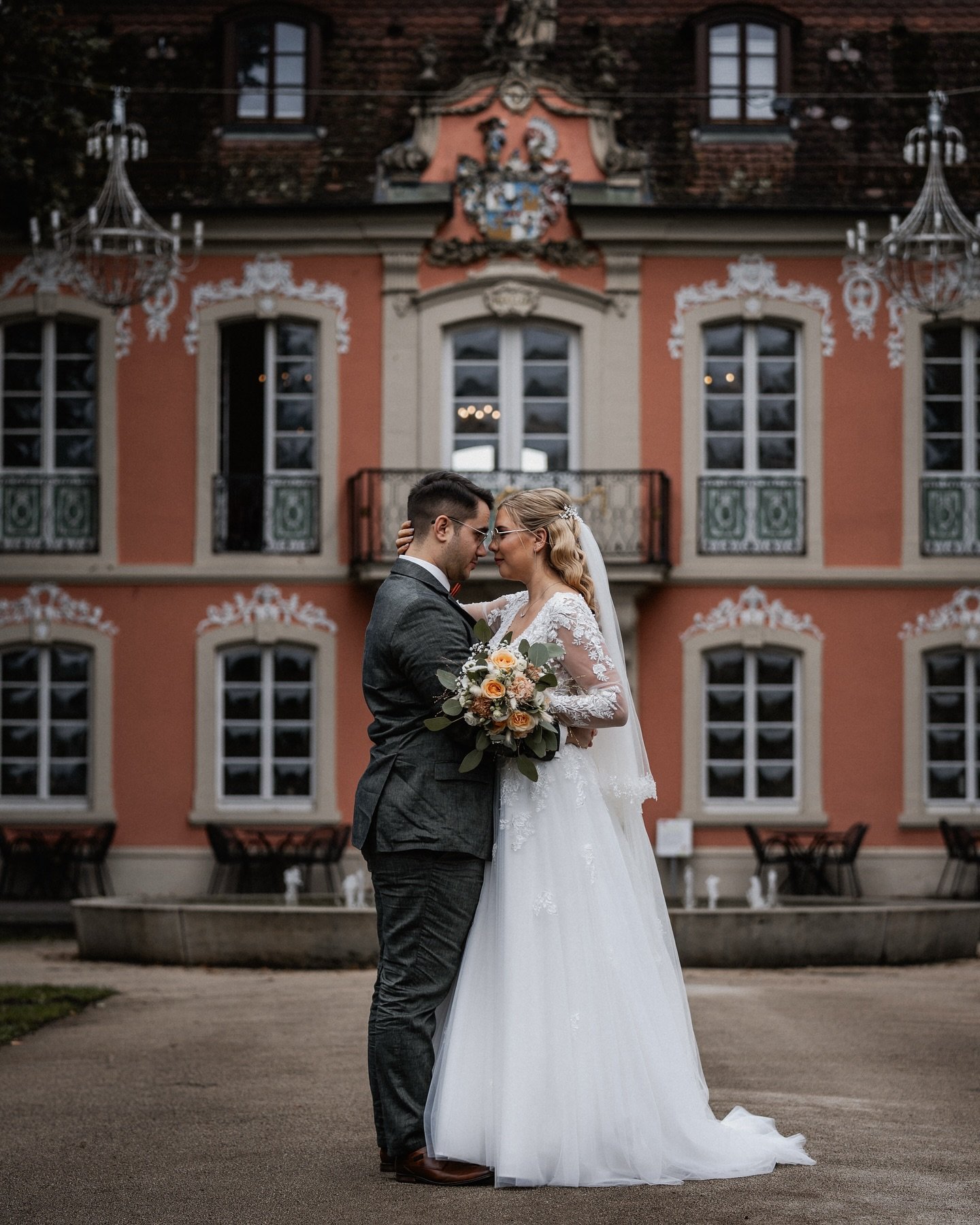 Ich hatte die gro&szlig;e Freude, Iwona und Marc an ihrem besonderen Tag fotografisch begleiten zu d&uuml;rfen. Ihre polnisch-russische Feier war einfach einzigartig &ndash; voller Lebensfreude, Energie und Herz! 💃🕺 Selbst das wechselhafte Wetter k