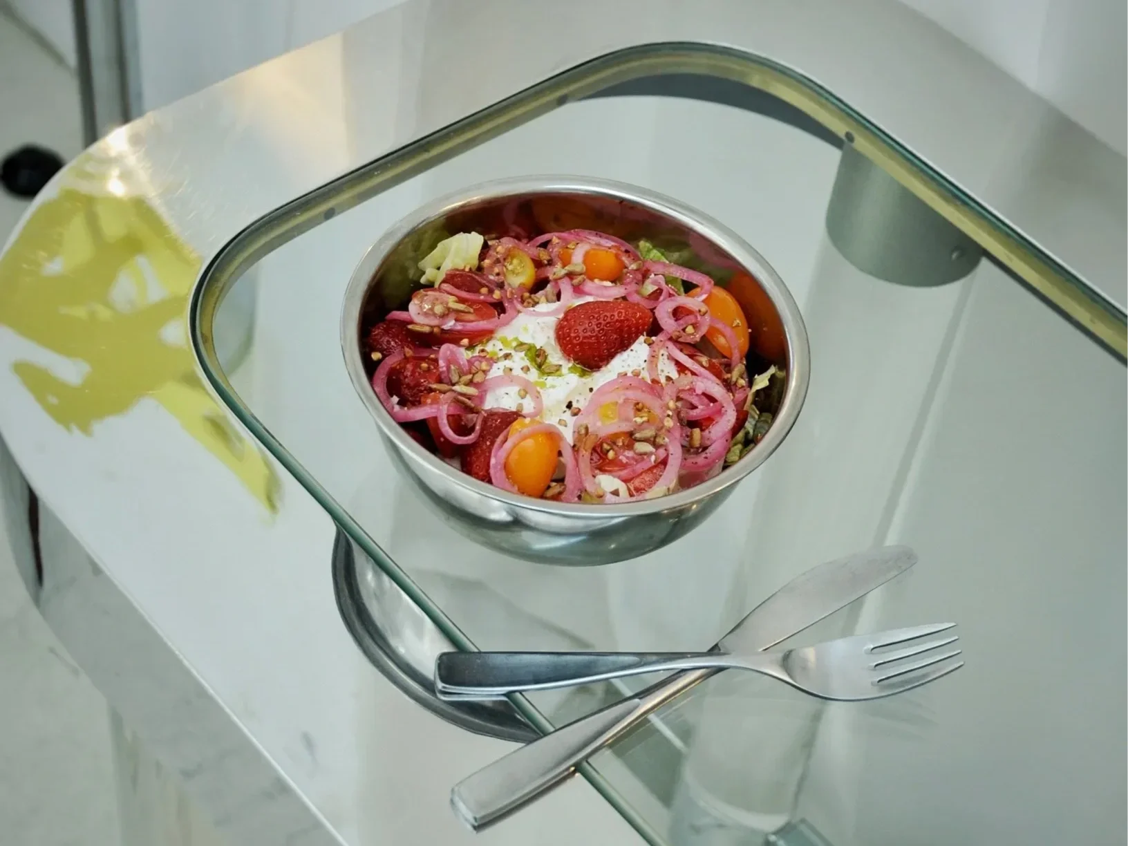 Caprese%2BSalat%2BBowl%2Bin%2BZu%CC%88rich.webp