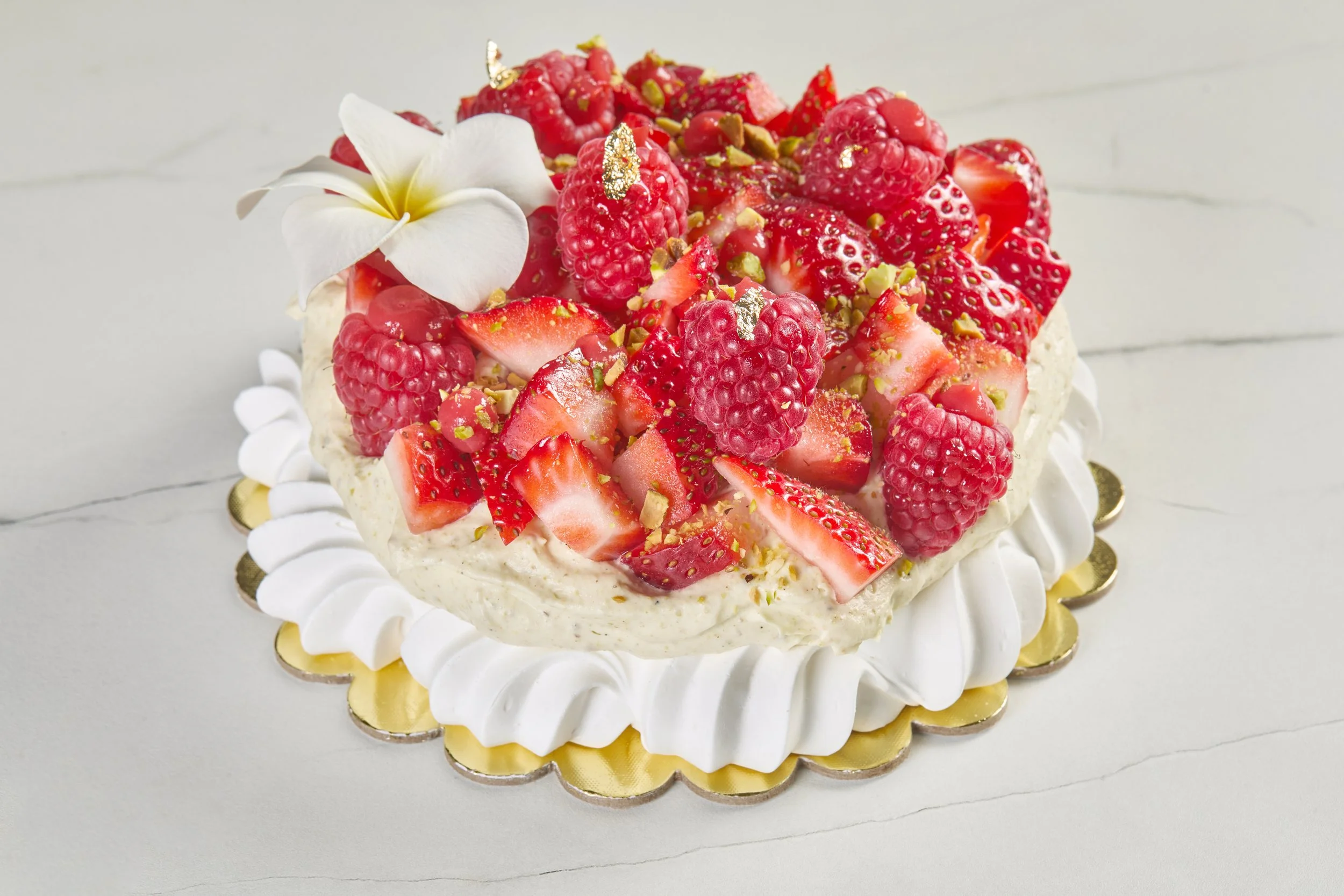 Pastel con fruta fresca ideal para cumpleaños, aniversarios y celebraciones.