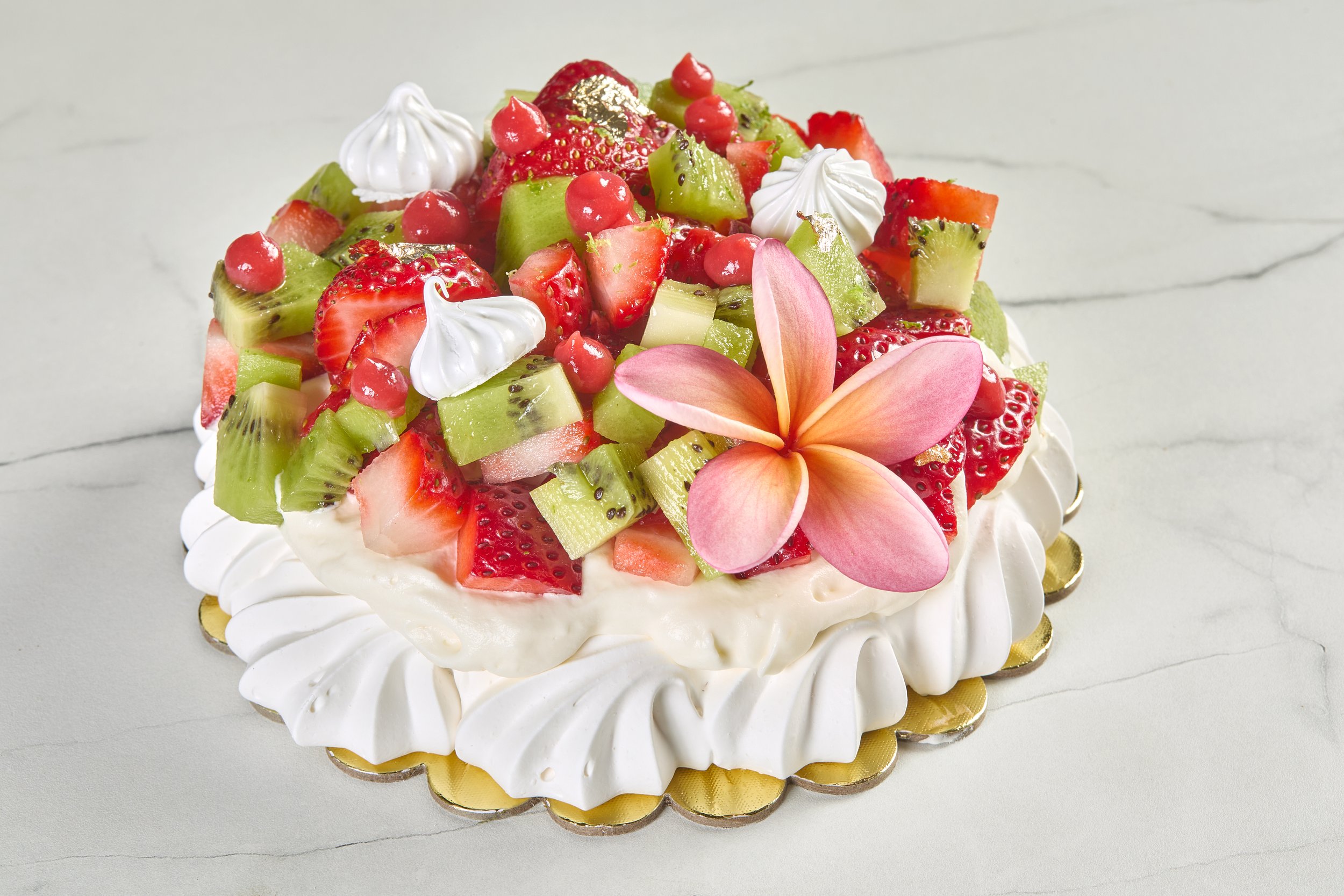 Pavlova artesanal con fruta fresca para compartir en una celebración.