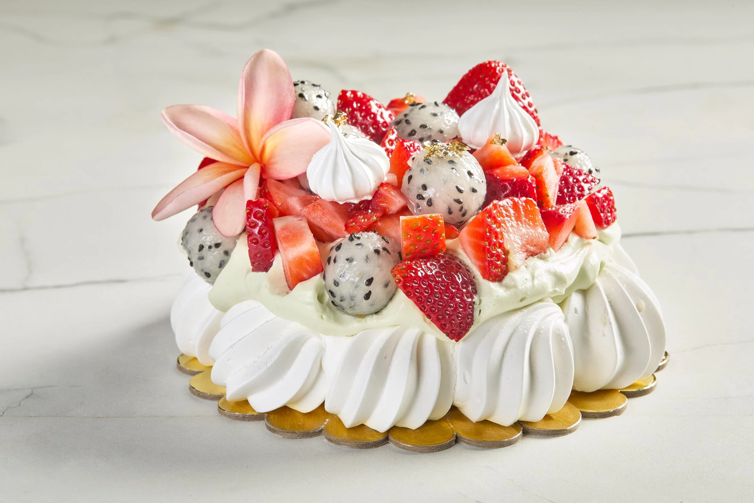 Pavlova con fresas, frambuesas y blueberries preparada con ingredientes frescos.