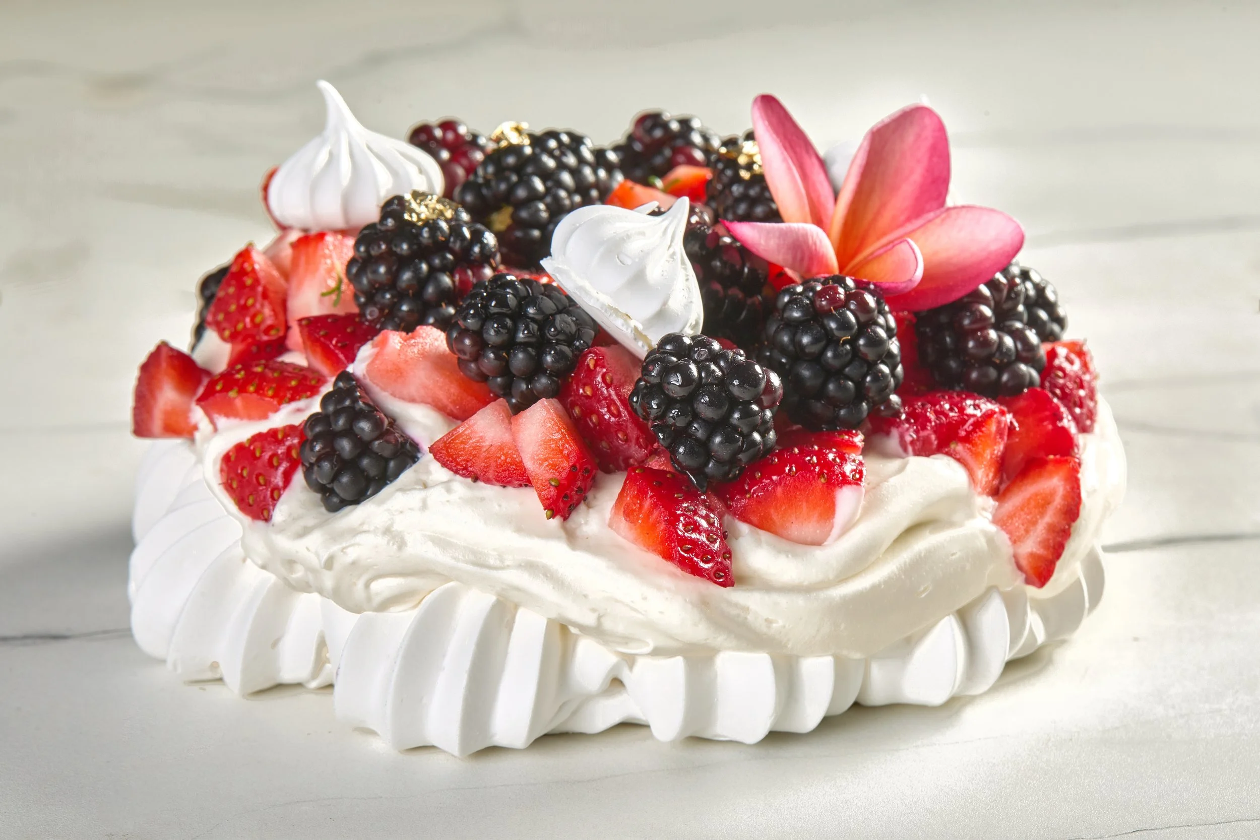 Postre de merengue con crema y fruta de temporada elaborado por ODELA.