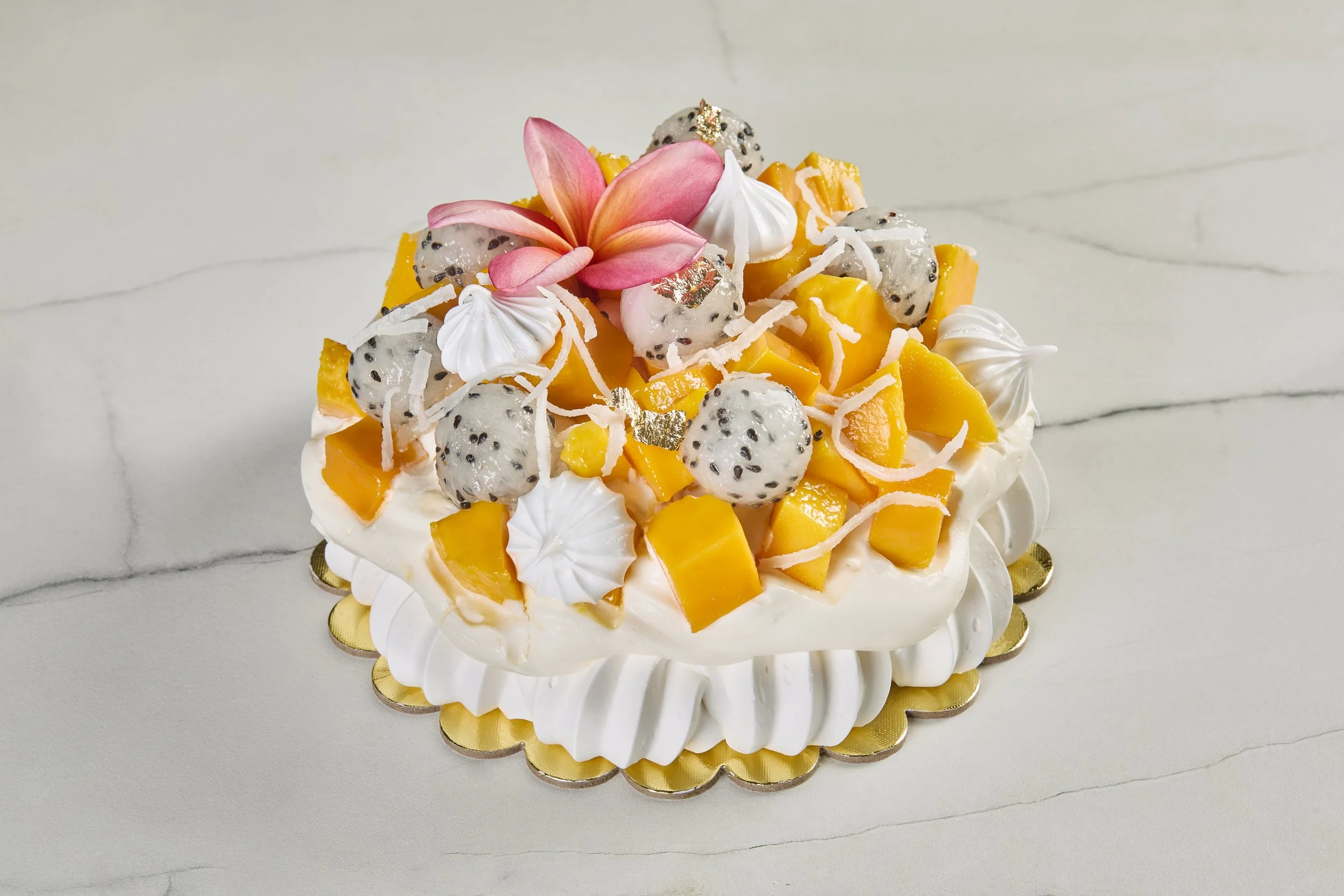 Pastel gluten free con merengue, crema fresca y fruta de temporada en Mérida.