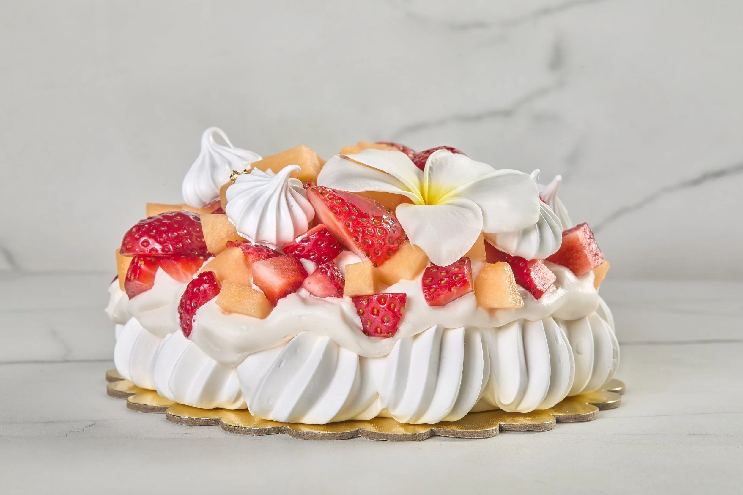 Pavlova ODELA presentada en caja de regalo con decoración de fruta fresca.