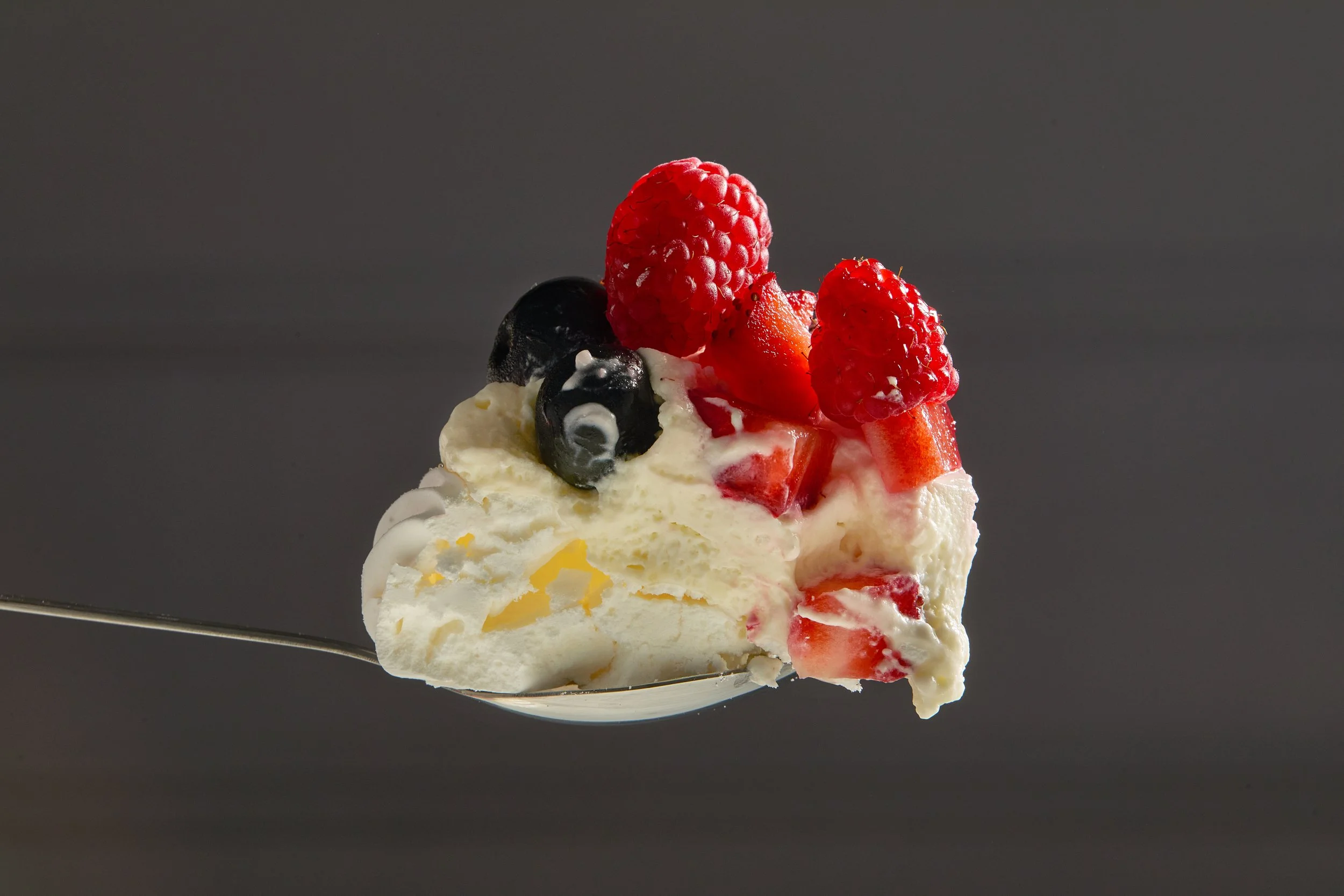 Pastel ligero con merengue, crema y fruta fresca elaborado en Mérida.