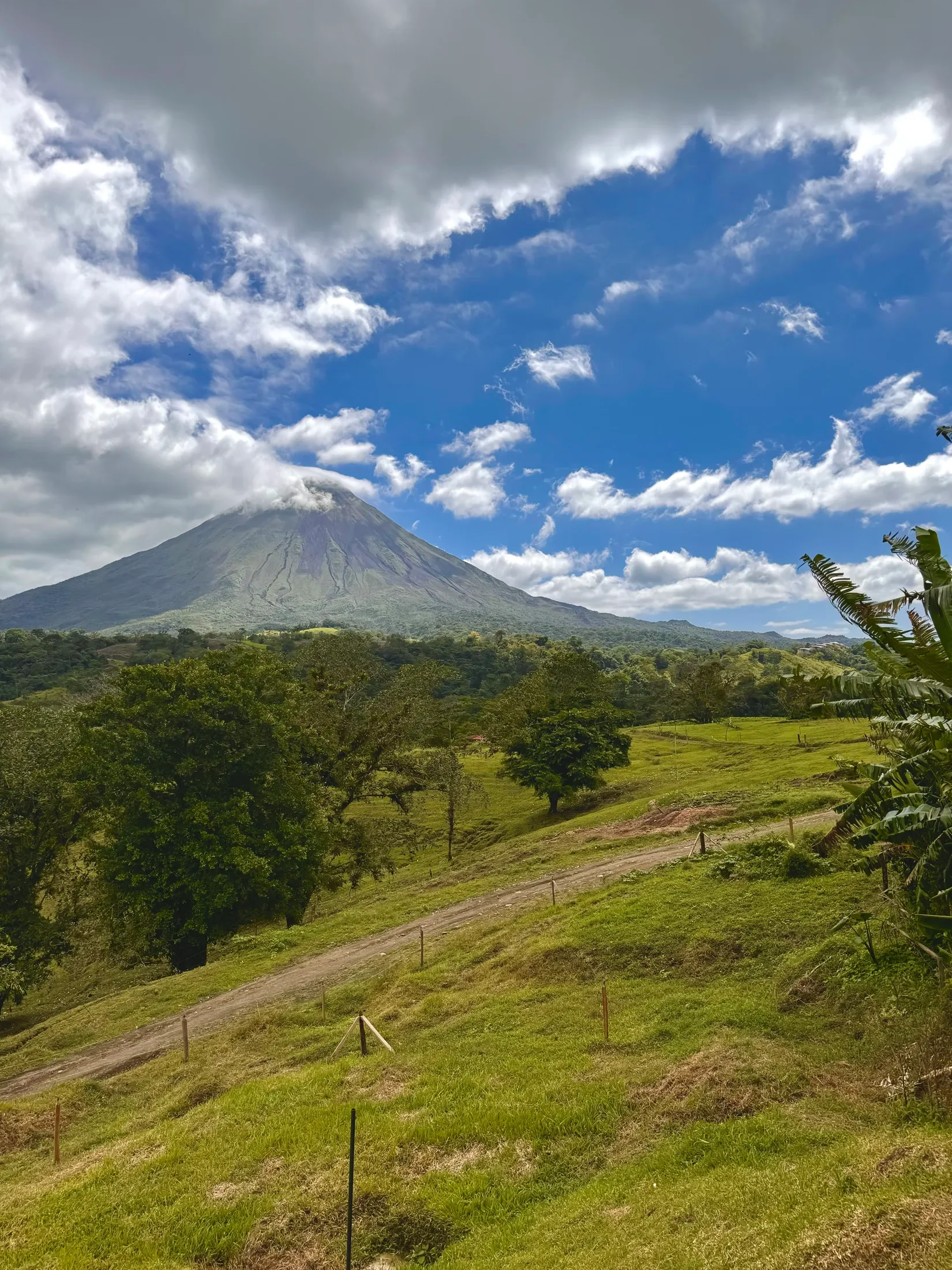 Green hills and a mountain with a cloudy sky in Costa Rica