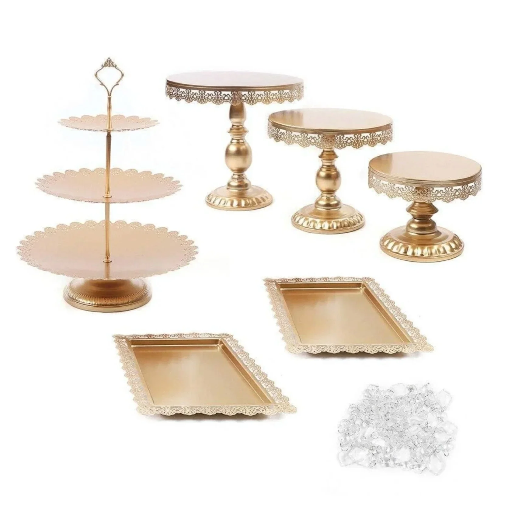 Ensemble de trois étages de service à thé ou à gâteau en or avec des plateaux en forme de feuilles, deux plateaux en feuille d'or et trois piétements dorés