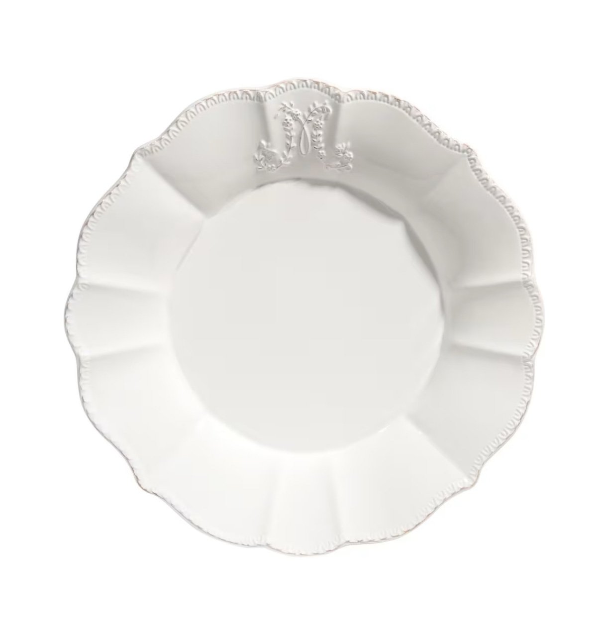 Une assiette en porcelaine blanche avec un bord découpé en forme de pétales, ornée de détails délicats et d'un motif floral en relief près du bord.