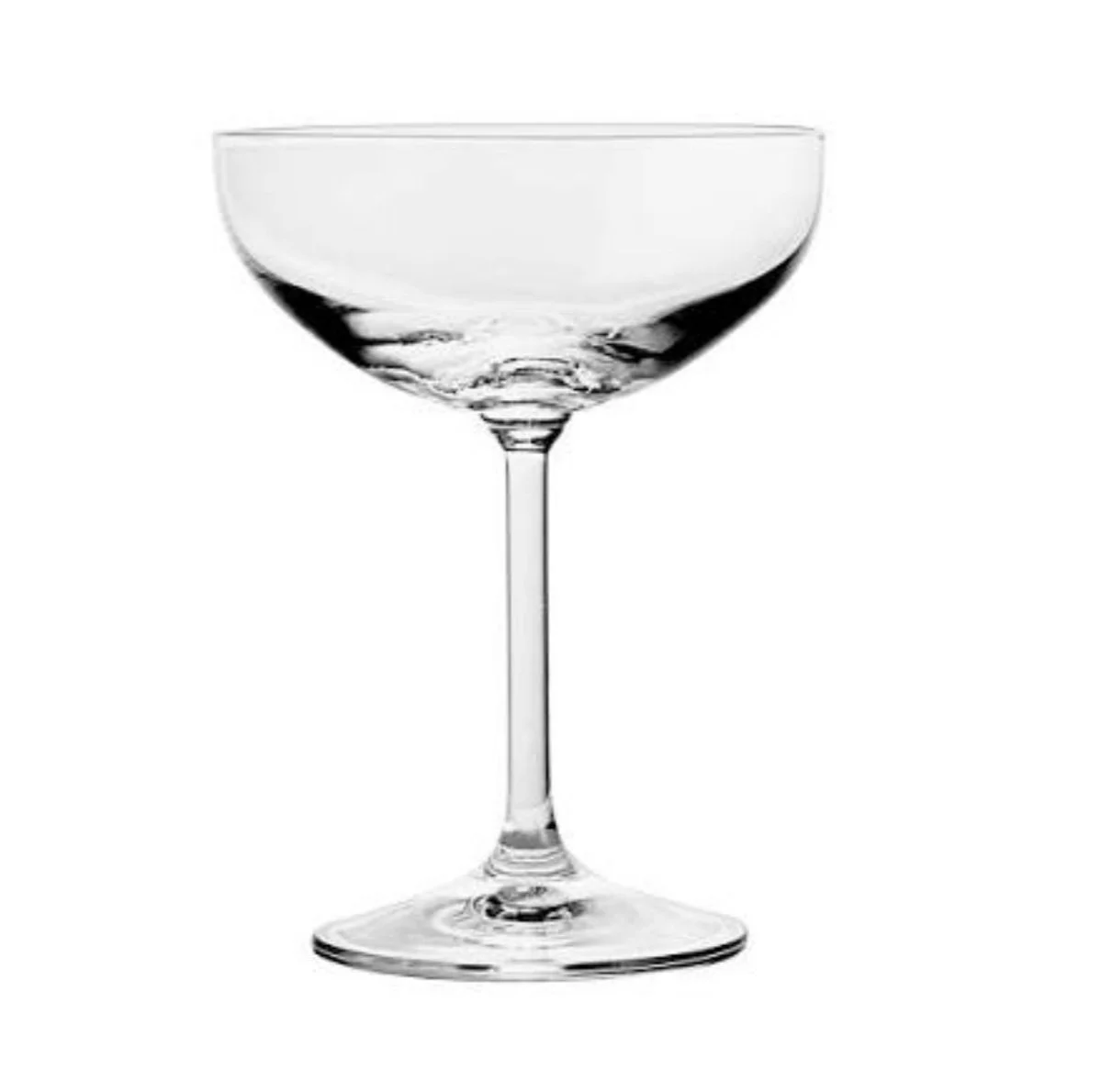 Verre à cocktail en verre clair vide sur fond blanc