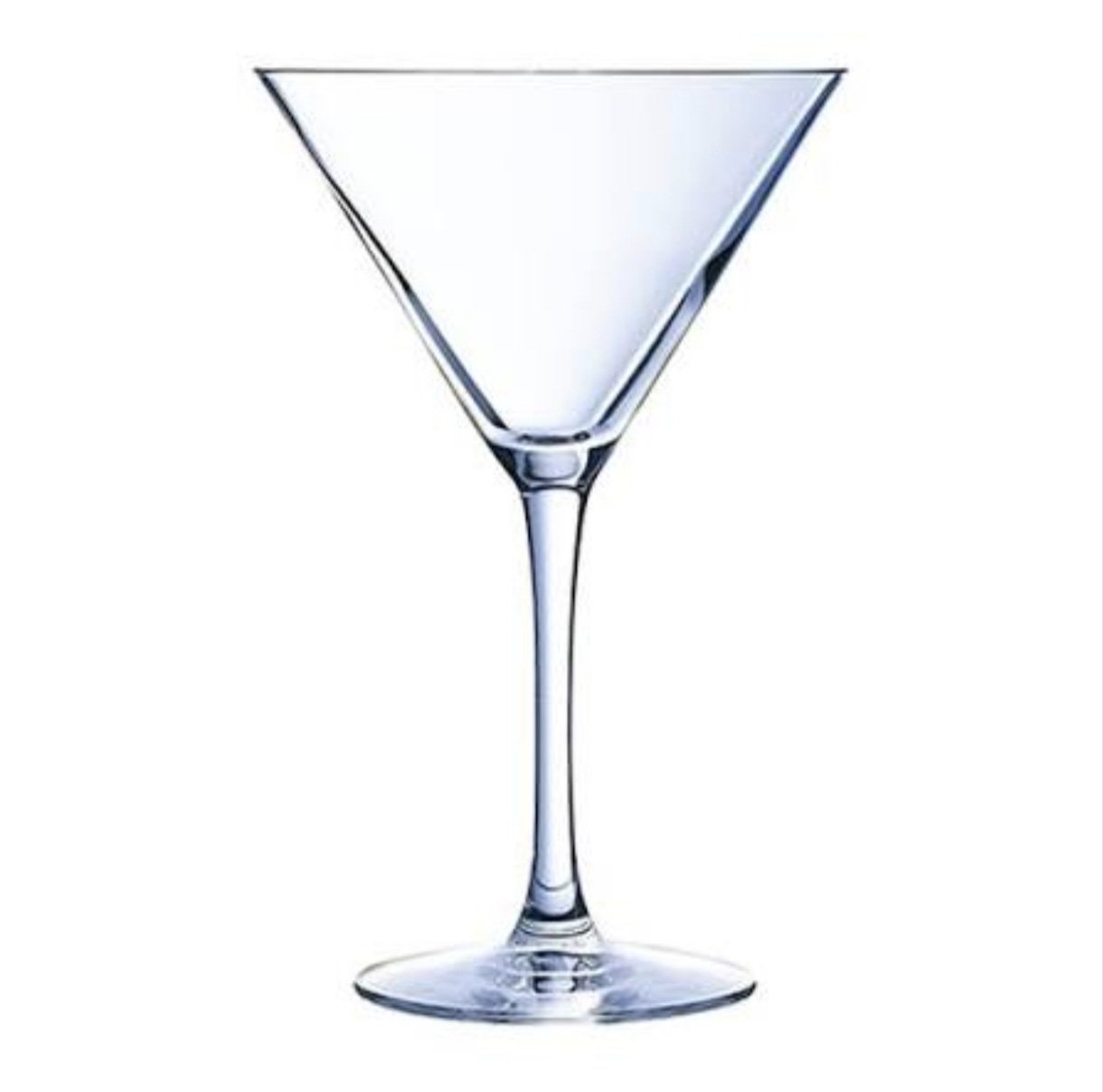 Verre à cocktail en verre transparent, vu de face, avec un cône inversé, placé sur un fond blanc.