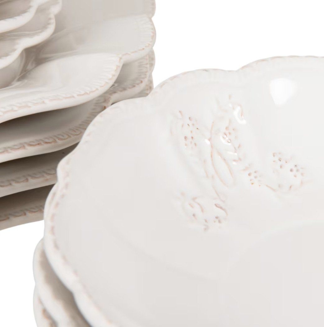Assiette en porcelaine blanche avec un motif floral embossé.