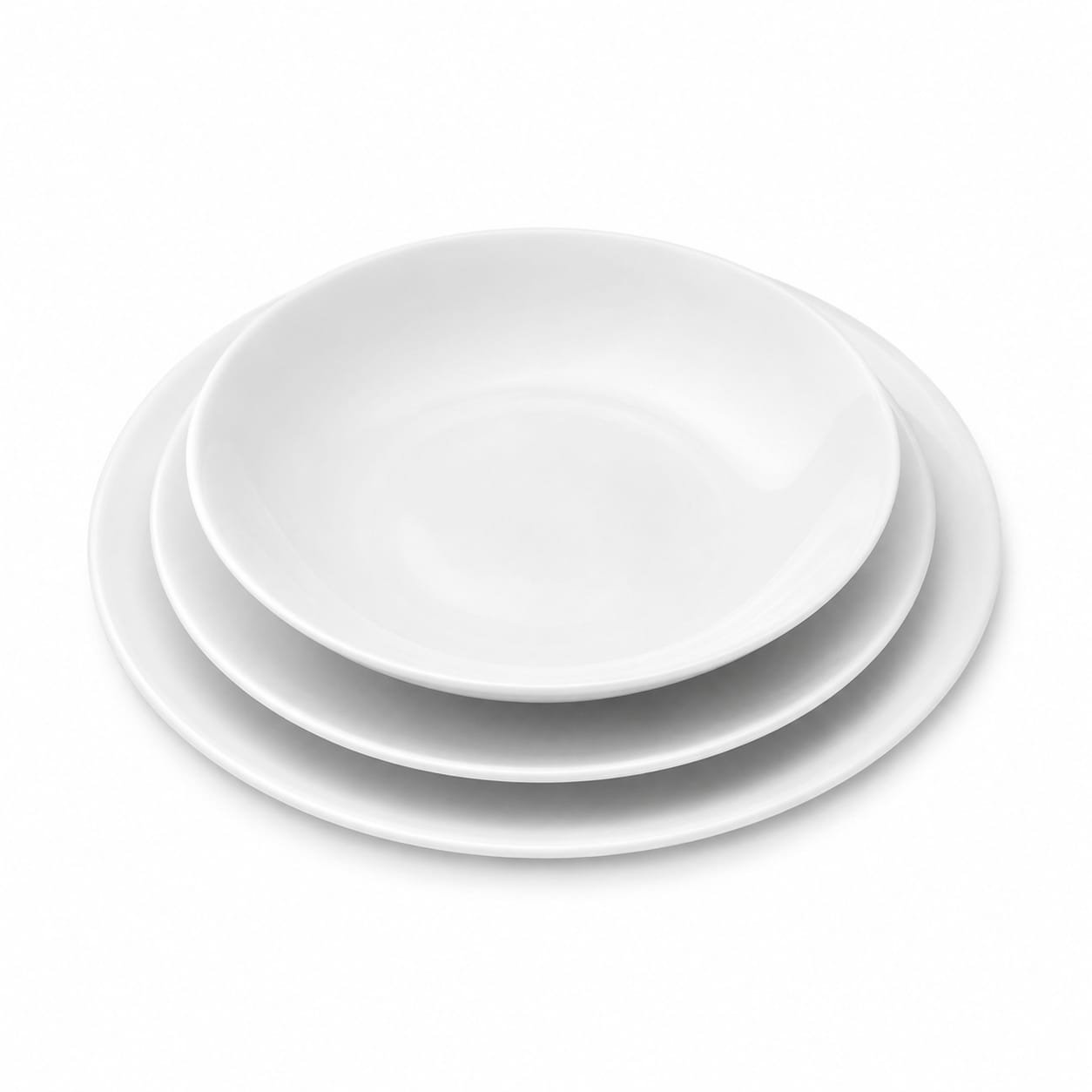 Trois assiettes blanches empilées, avec une grande assiette en bas et deux petits bols ou assiettes par-dessus, sur fond blanc.