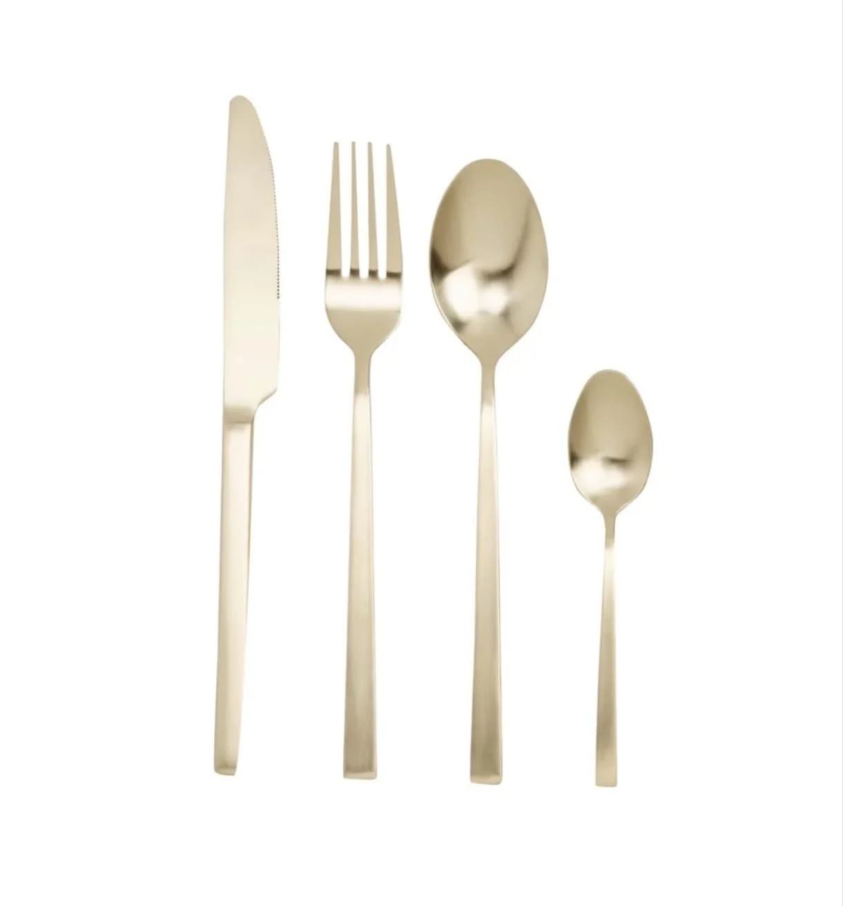 Quatre ustensiles de cuisine en métal brillants disposés verticalement, comprenant un couteau, une fourchette, une cuillère à soupe et une petite cuillère, sur fond blanc.
