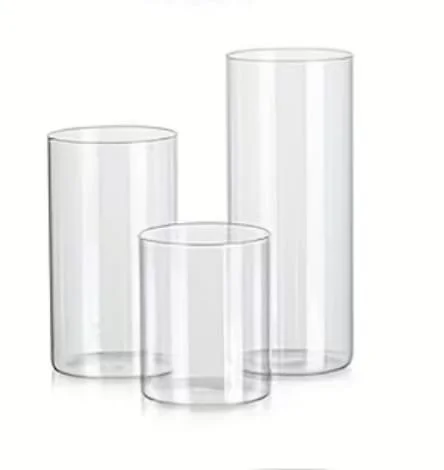 Trois verres en verre transparent de différentes tailles.