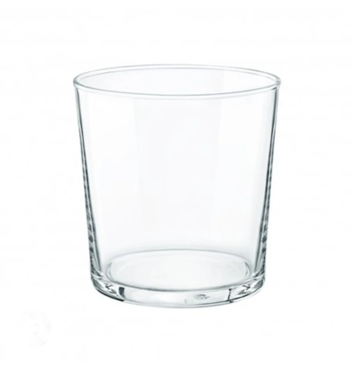 Verre à boire en verre transparent sur fond blanc.