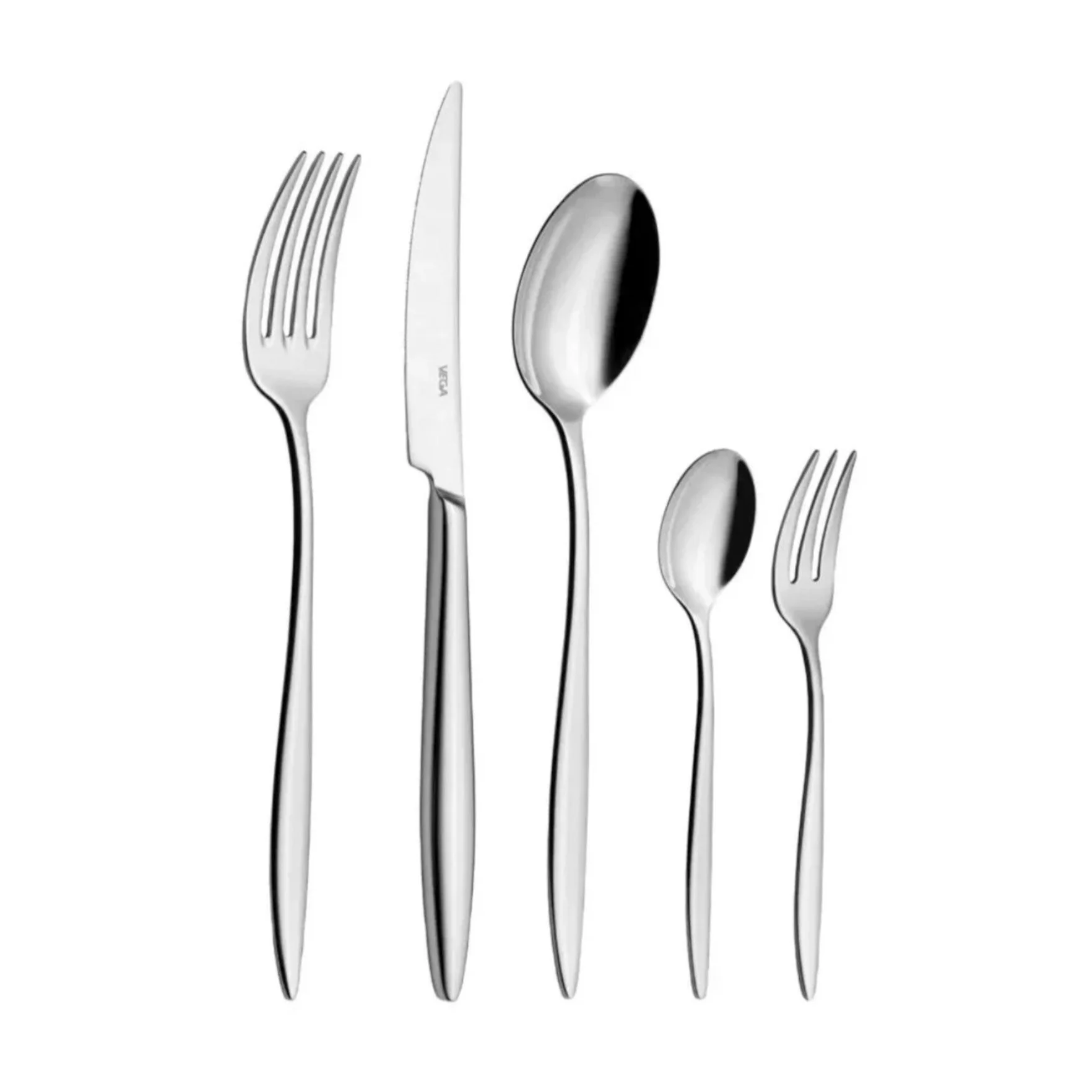 Cinq pièces de couverts en métal : deux fourchettes, deux couteaux et deux cuillères, alignées verticalement sur fond blanc.