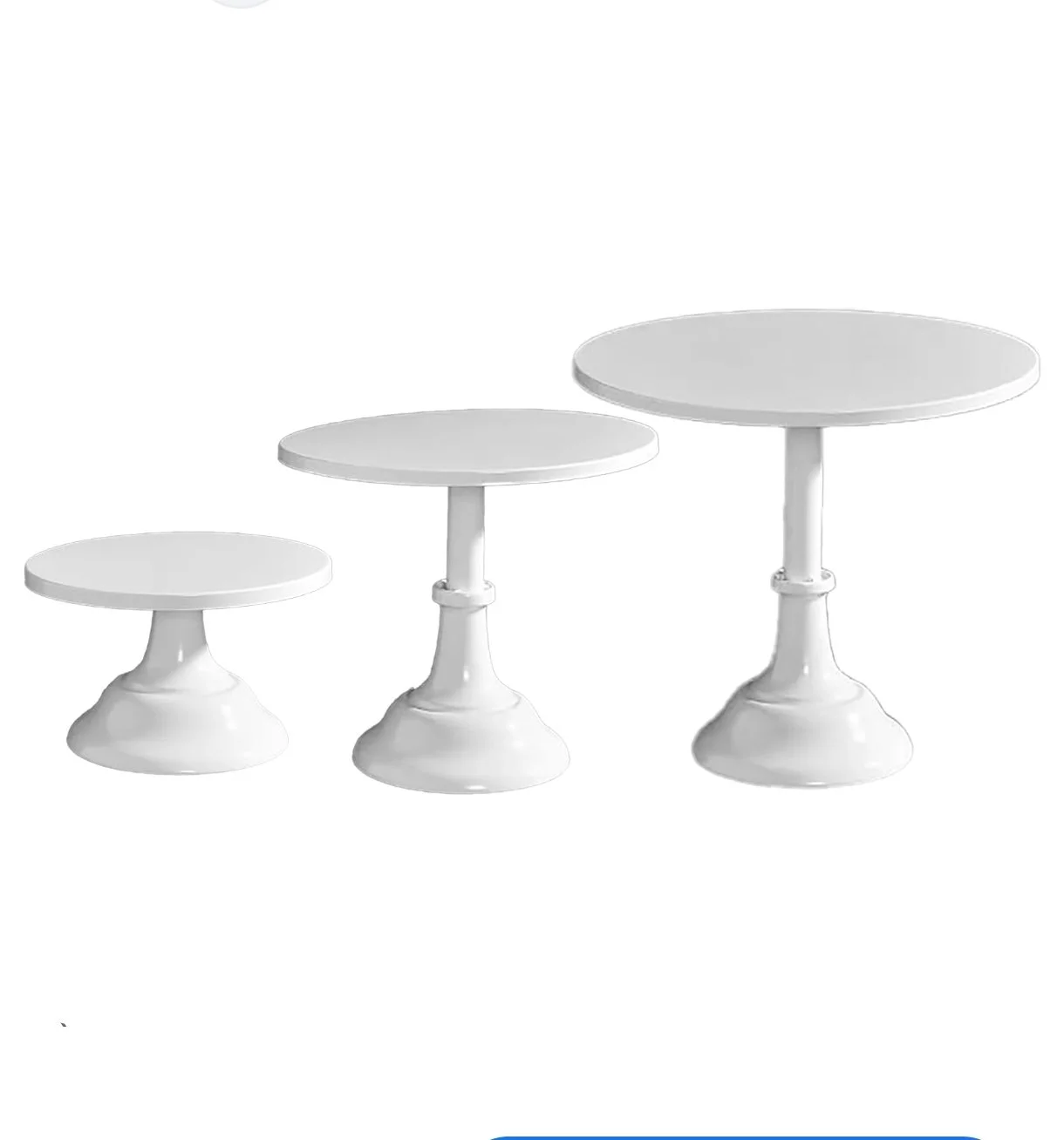 Trois tables blanches de différentes tailles, alignées de gauche à droite.