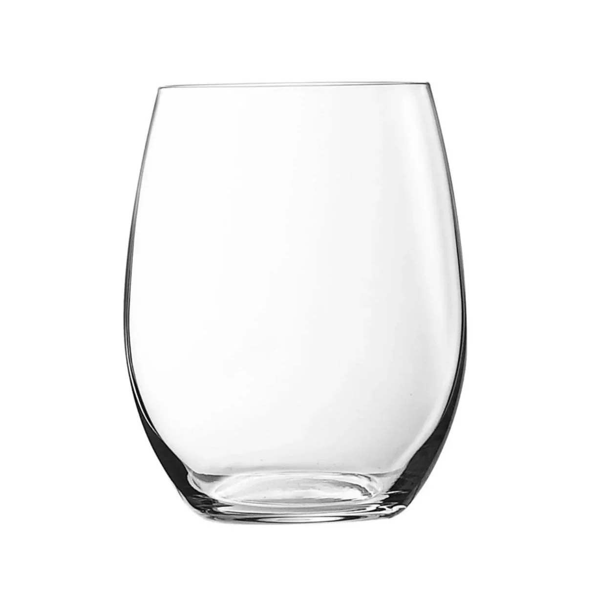 Un verre à vin vide en verre transparent, sans décor, avec une forme arrondie et un fond épais.