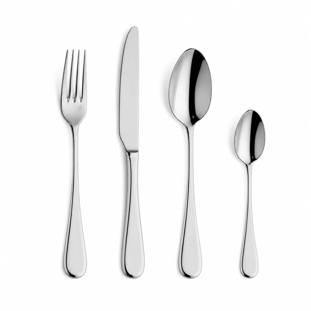 Ensemble de couverts en acier inoxydable comprenant une fourchette, un couteau, une cuillère à soupe et une petite cuillère, disposés sur un fond blanc.