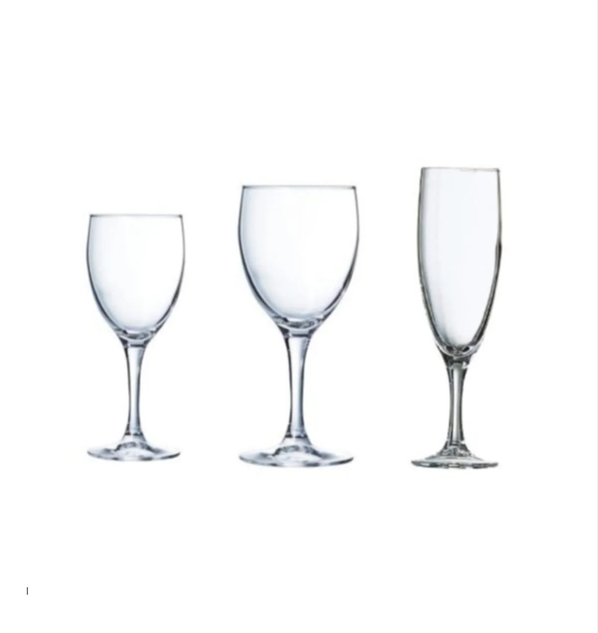 Trois verres à vin en verre, de différentes formes, alignés sur un fond blanc.