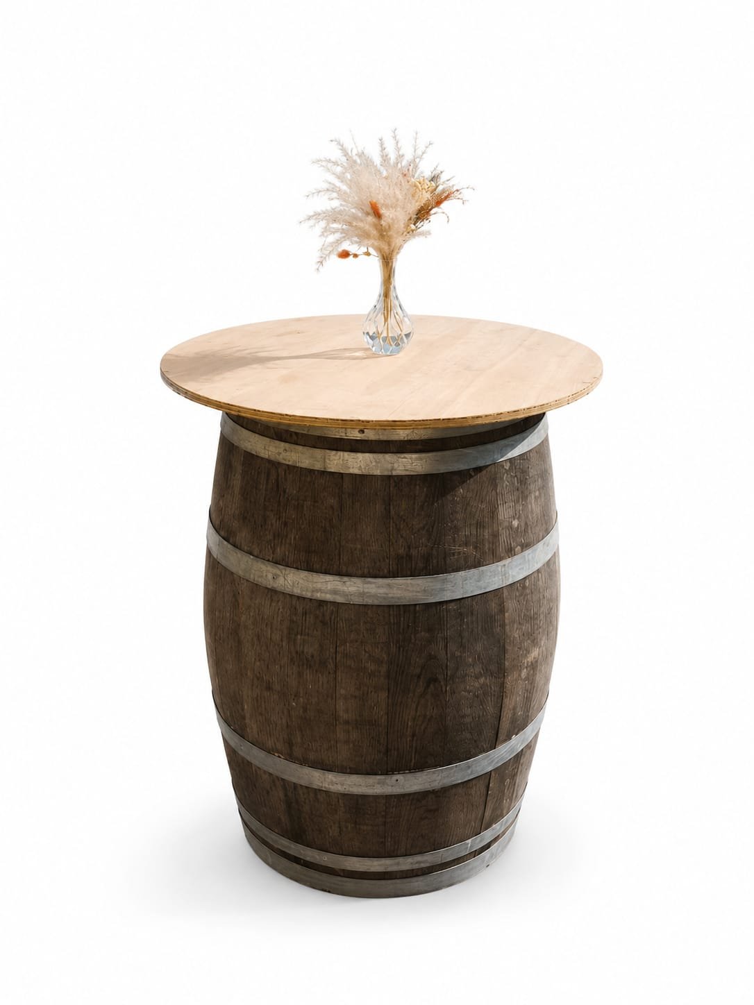 Vieux tonneau en bois utilisé comme table avec un plateau en bois clair et une vase contenant des plantes séchées.