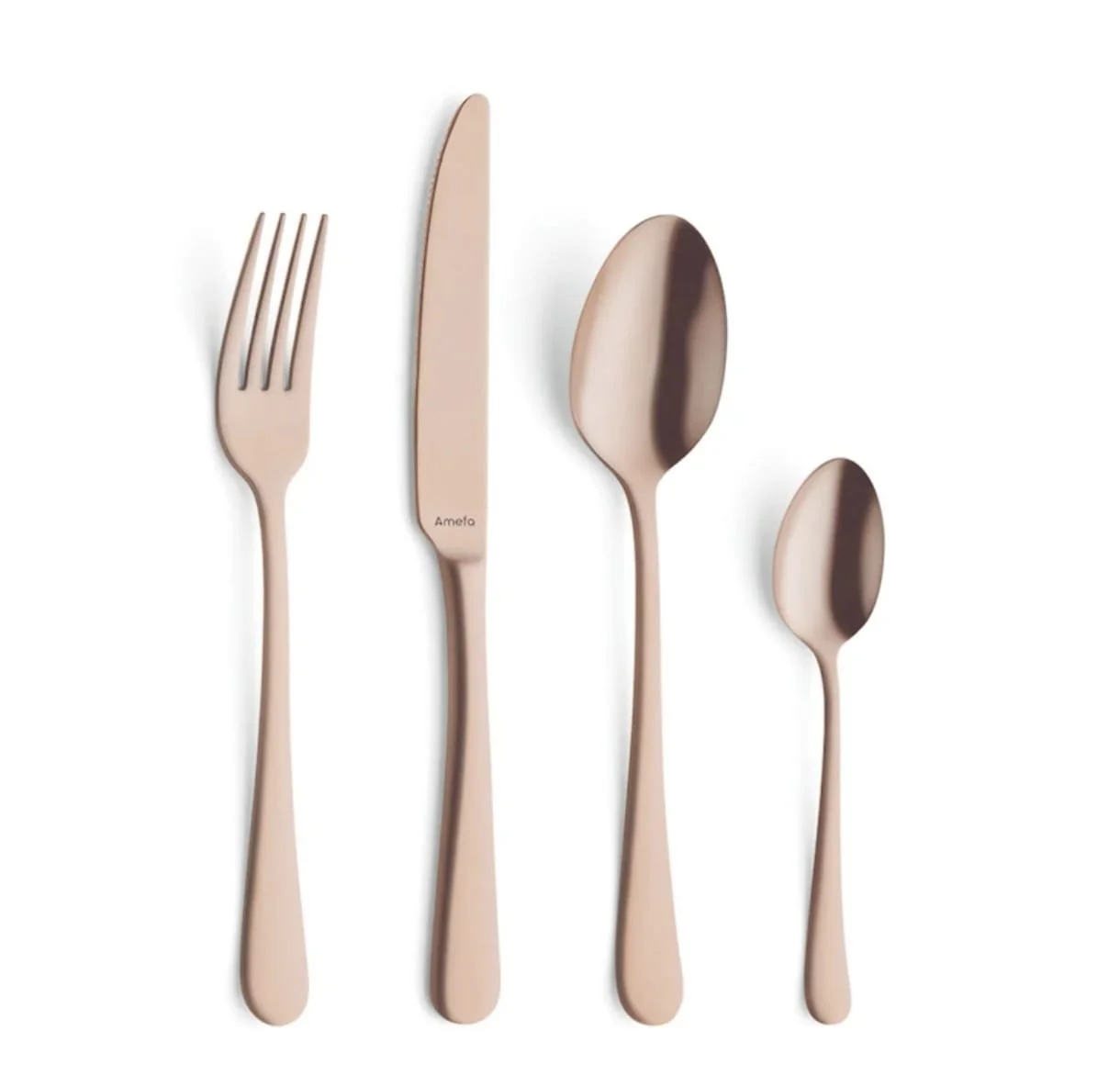 Couverts à dîner en métal rose doré, comprenant une fourchette, un couteau, une grande cuillère et une petitespoon, disposés verticalement sur un fond blanc.