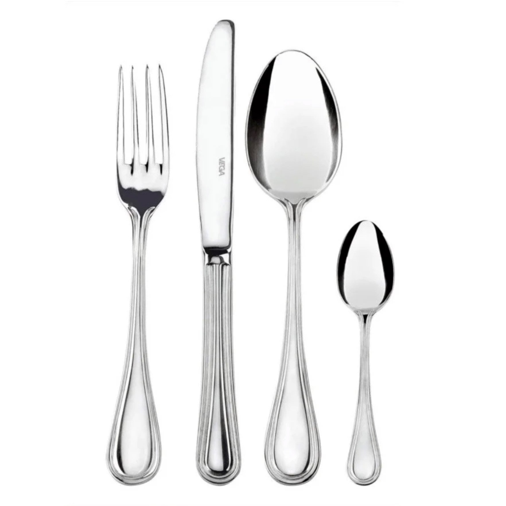 Quatre pièces de couverts en métal, comprenant une fourchette, un couteau et deux cuillères, disposés verticalement contre un fond blanc.