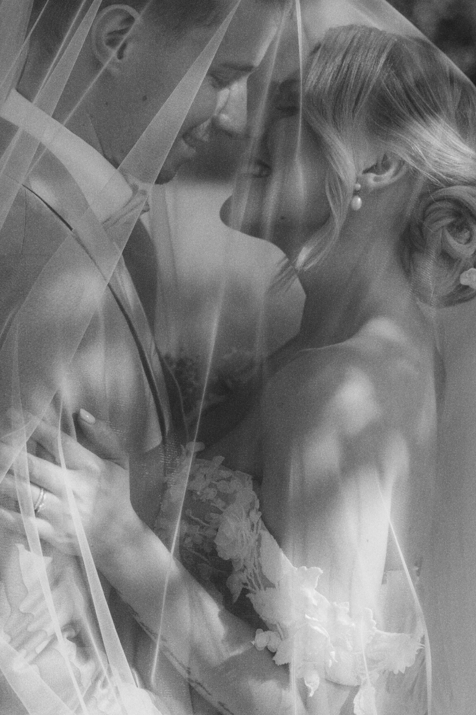 Ein verheiratetes Paar in der  Hochzeit unter dem Schleier. Hochzeitsfotografie in Luzern.