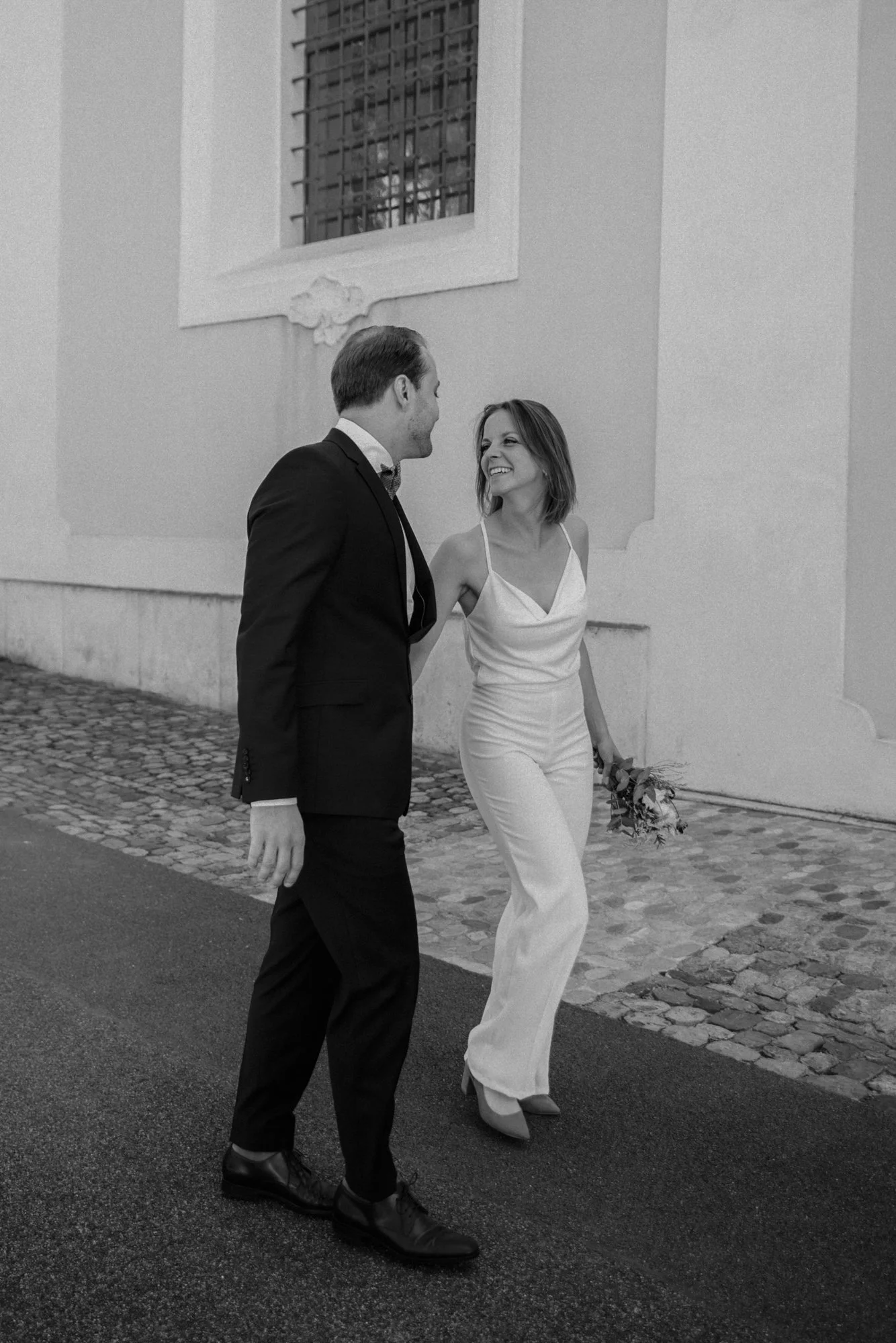 Ein paar läuft in den Strassen von Luzern an ihre standesamtliche Hochzeit. Ihre Zivile Hochzeit durfte ich fotografieren in der Schweiz.