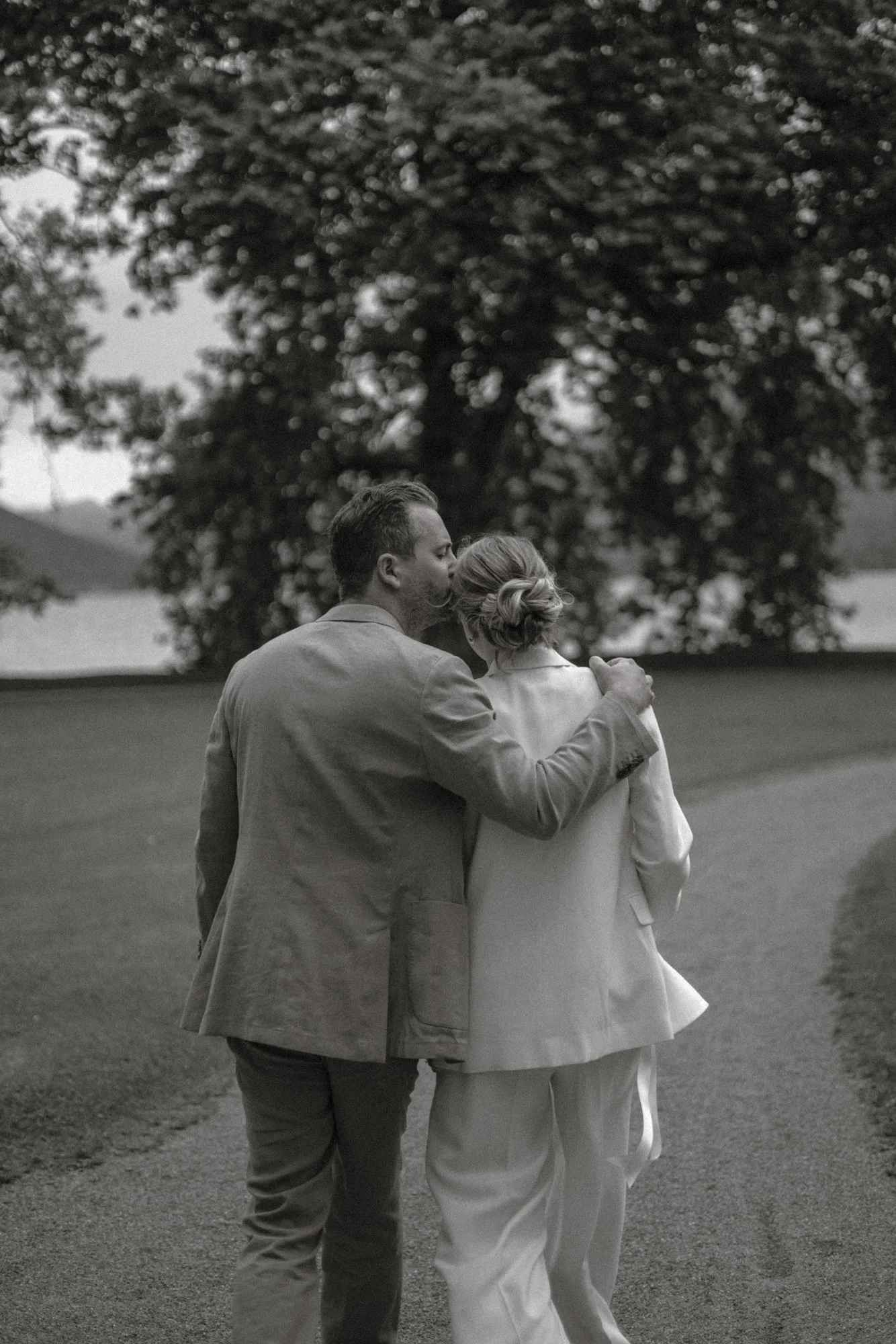 Ein Paar auf dem Weg zur standesamtlichen Hochzeit in Zug. Moderne und authentische Hochzeitsfotografie in der Schweiz.