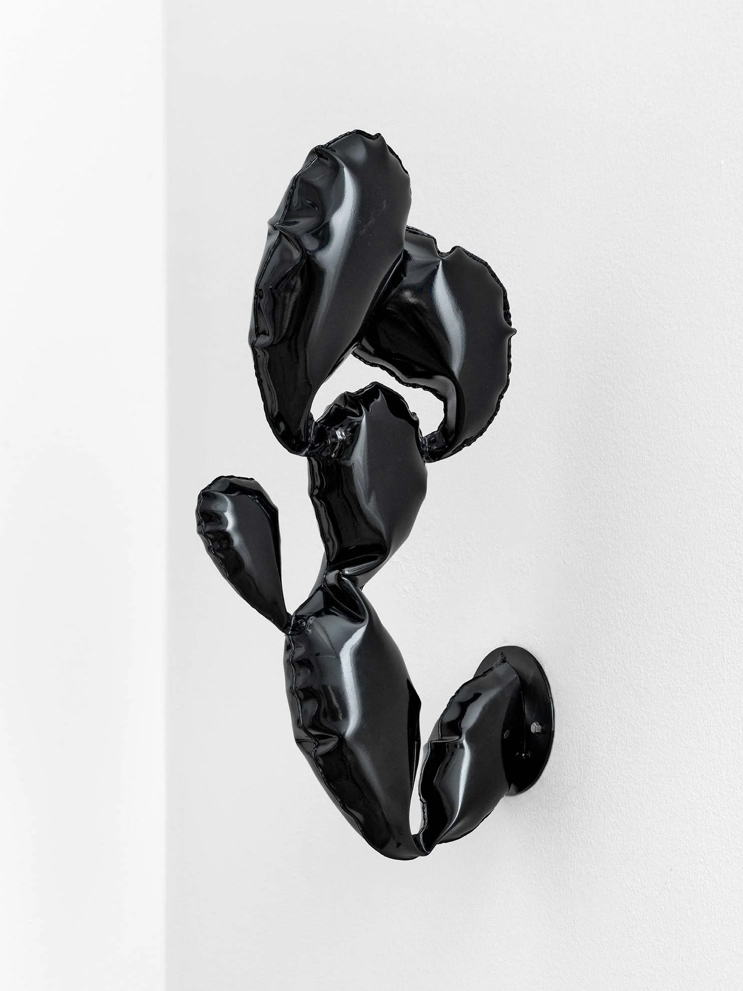 Stefan Knauf, Cactus XIII, 2022,
Inflated steel, hot dip galvanized,
52 x 27 x 14 cm