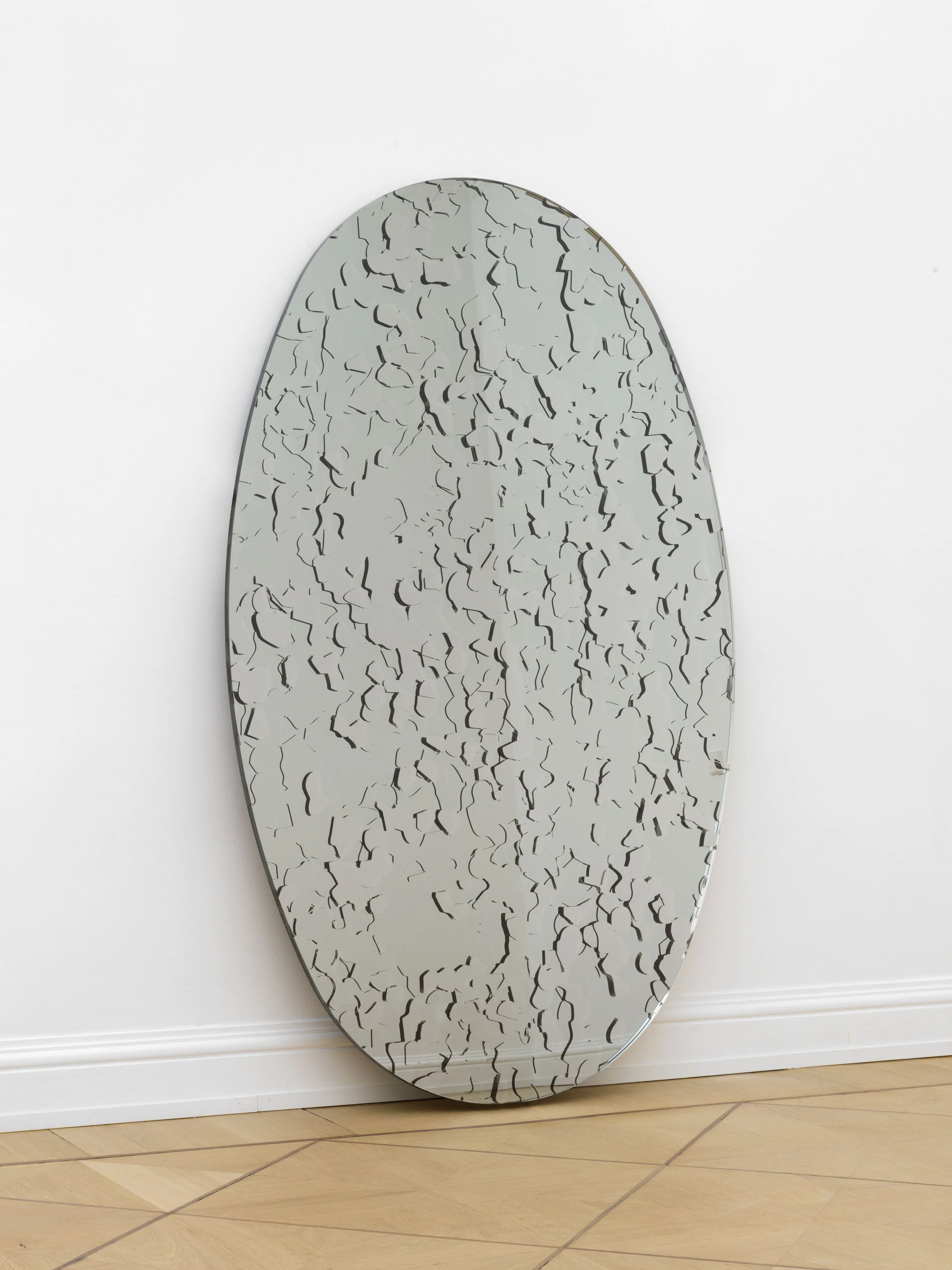 Stefan Knauf,
Friend/Foe, 2023,
5 layers of 2,5 cm glass, each layer partially mirrored,
180 x 111 cm