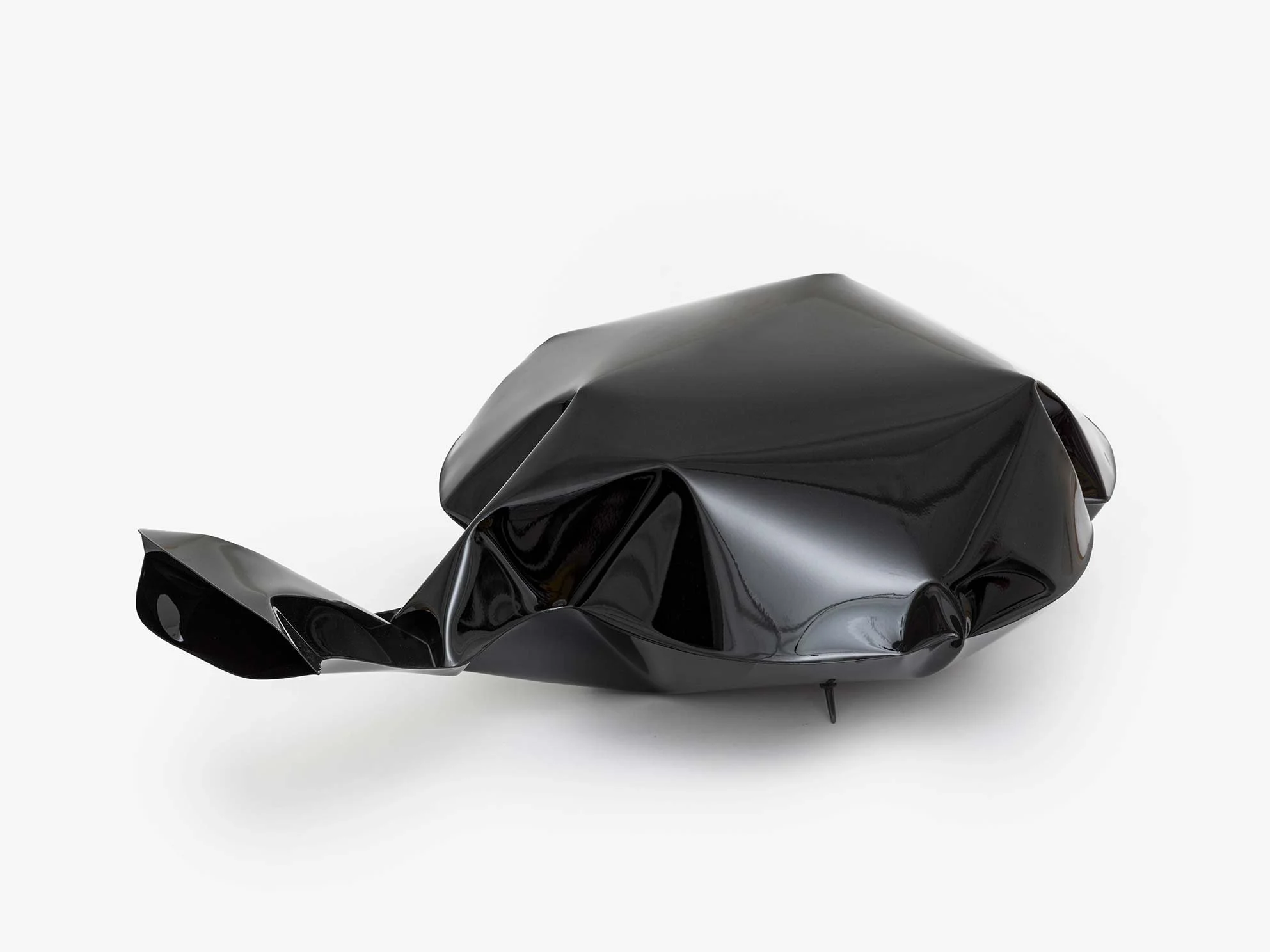 Stefan Knauf, Furzkissen V, 2022,
Powder coated steel, glossy lacquered,
37 x 125 x 90 cm