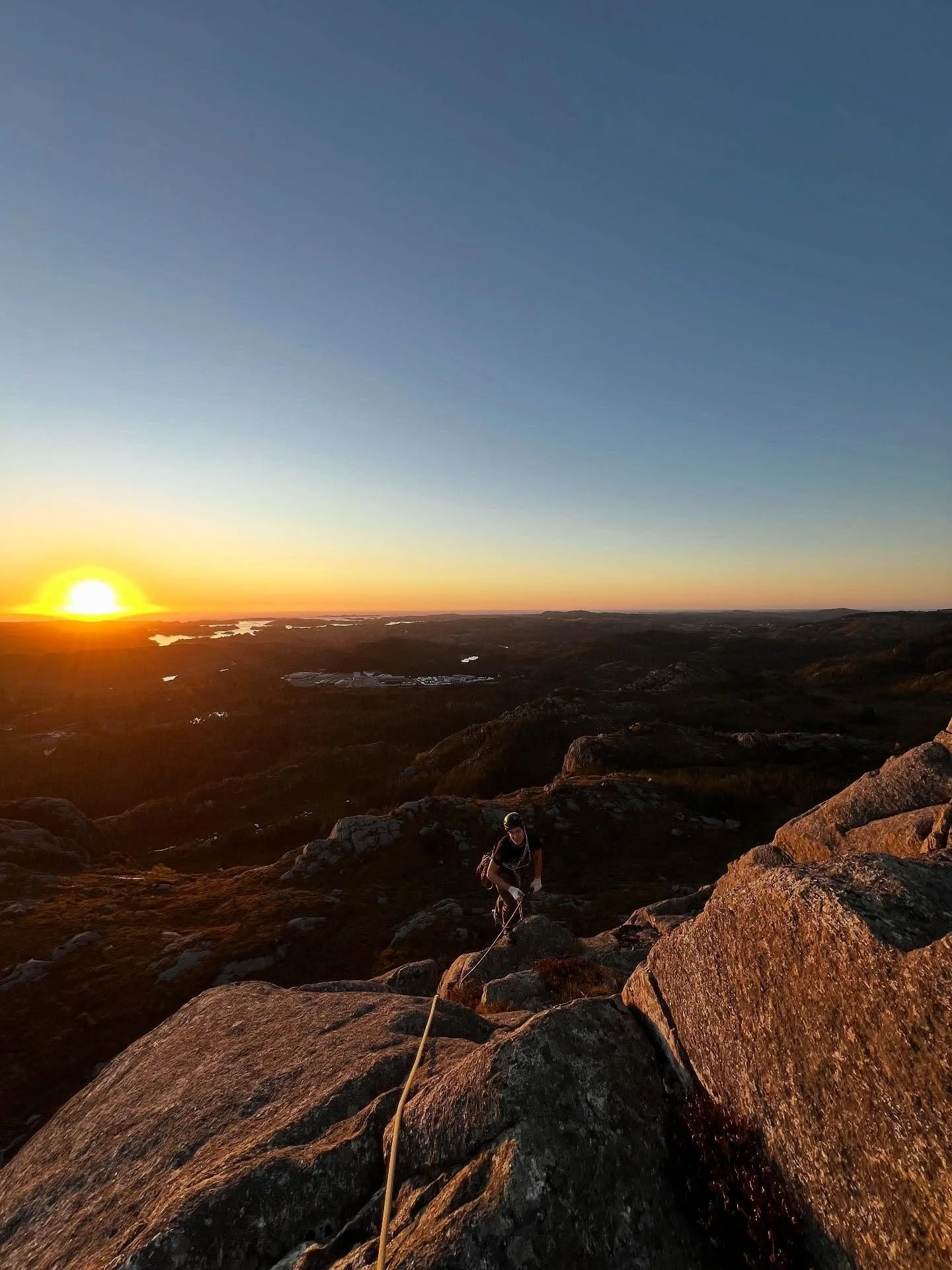 Ikke ofte sola skinner s&aring; mange dager i Bergen!☀️

#klatring #sotra #climbing