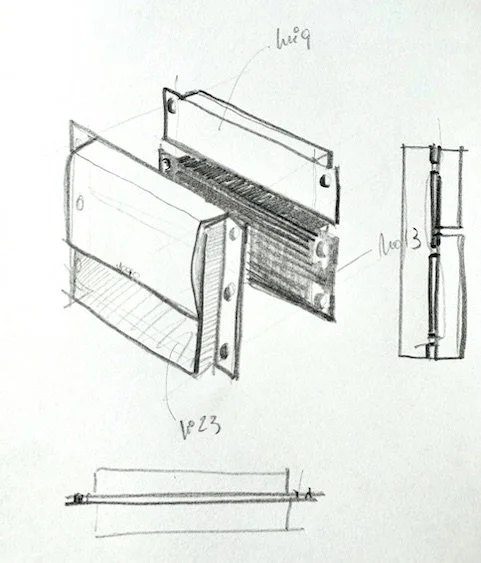 Schets van een technisch object met onderdelen zoals een metalen strip en schroeven, getekend op papier.