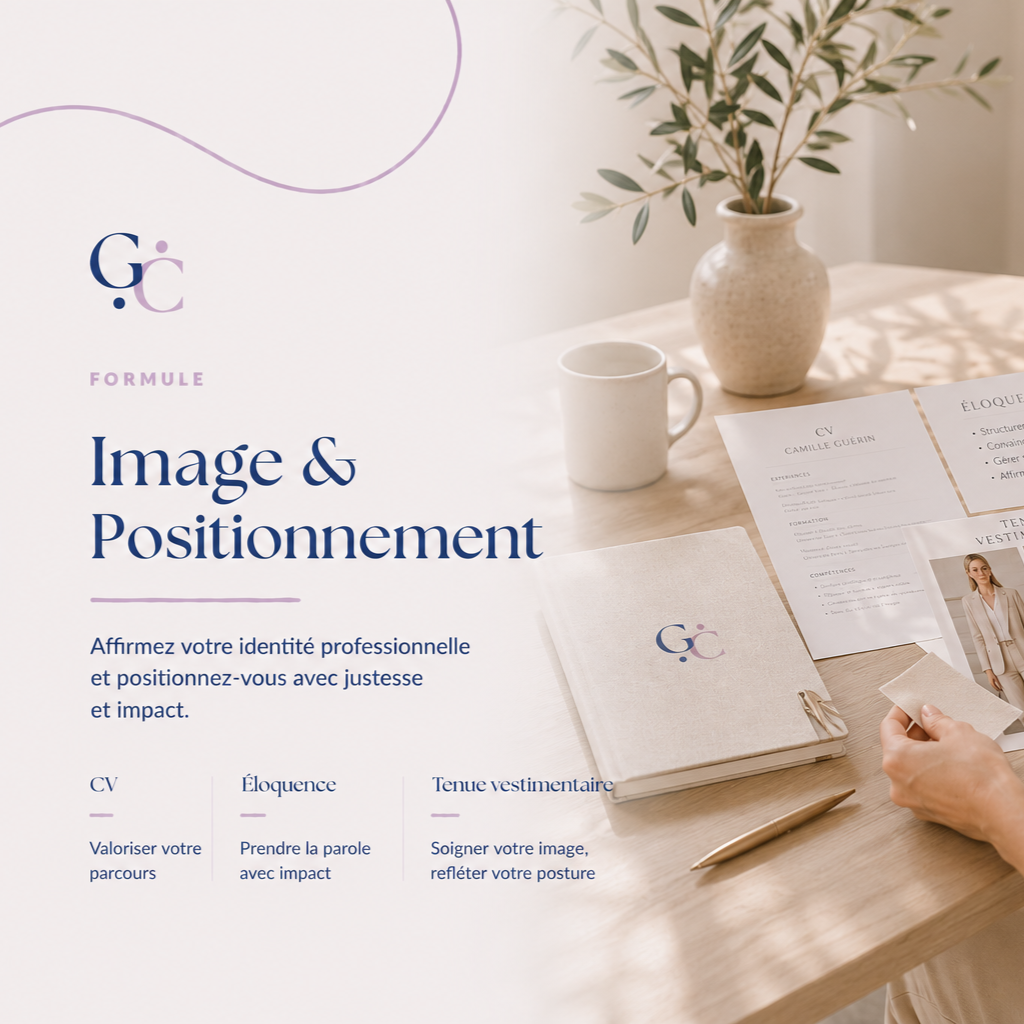 Page de présentation d'une formation intitulée 'Image & Positionnement' avec un calendrier, un livre, une tasse, un stylo, et un vase avec des feuilles vertes posé sur une table en bois, dans un environnement lumineux.