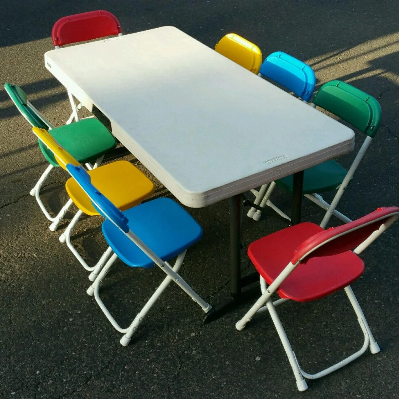 4' Kids Table Set
Includes: 4' table and 8 assorted color chairs $22.00