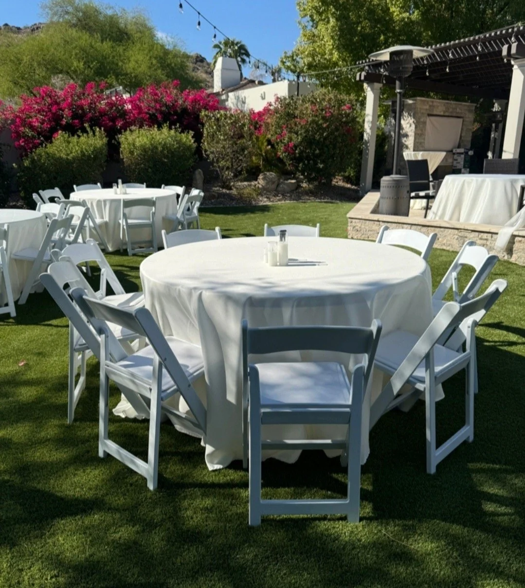 Mesas redondas con manteles blancos