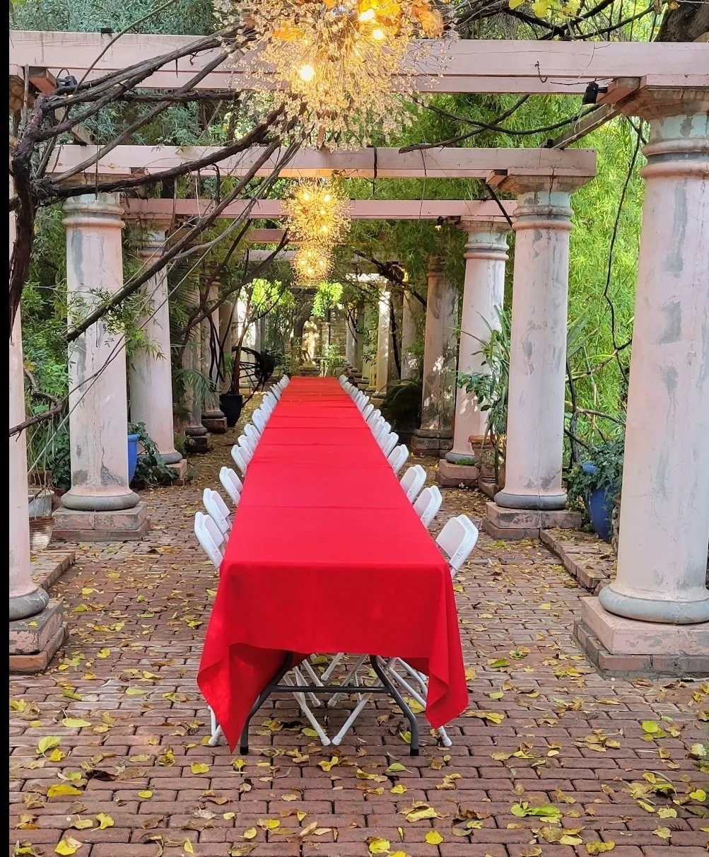 Mesa de evento con mantel rojo