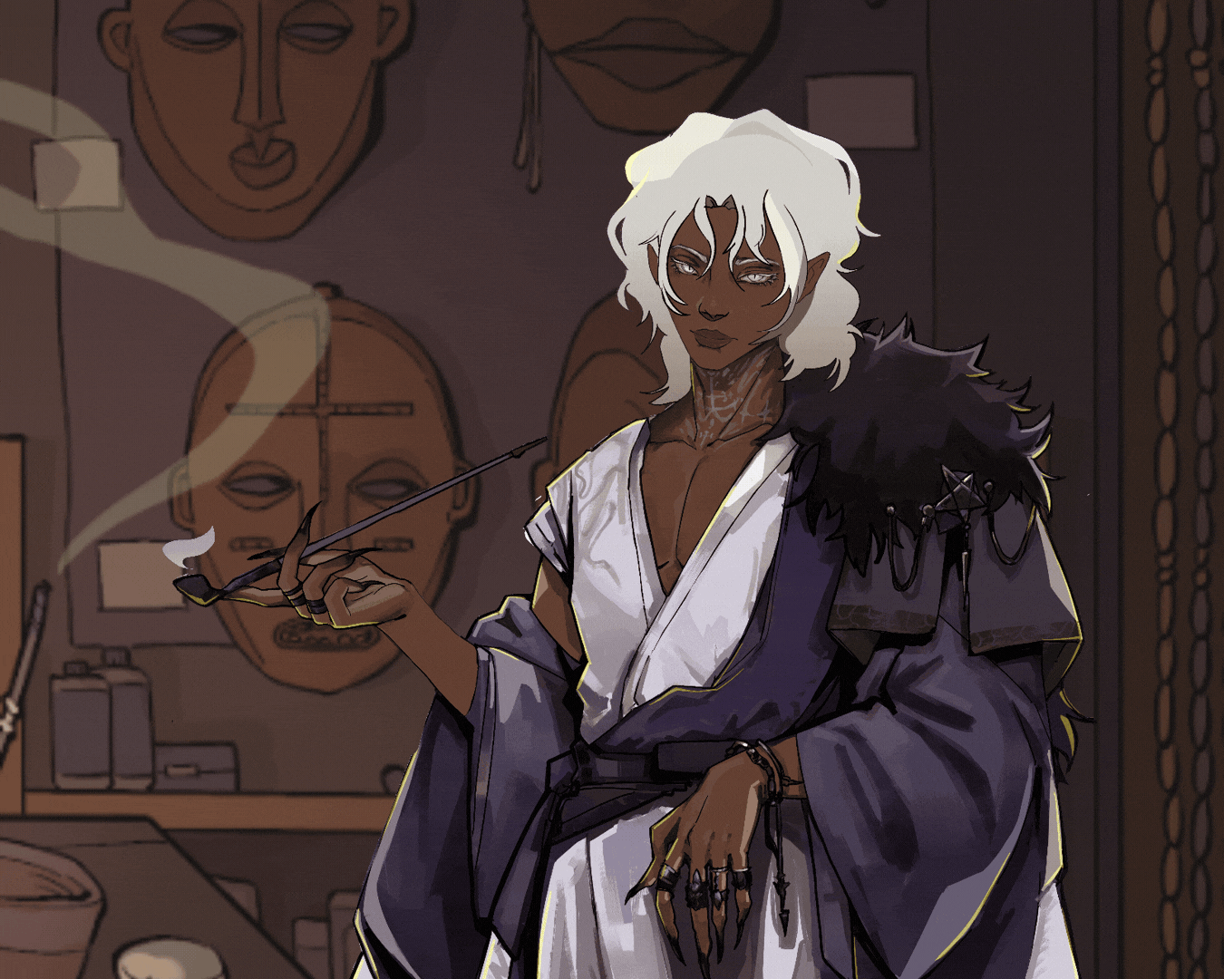 Personnage mystérieux avec des cheveux blancs, peau foncée, portant une cape noire avec des ornements, tenant une cigarette dans une pièce décorée d'œuvres d'art tribales et d'objets mystérieux.