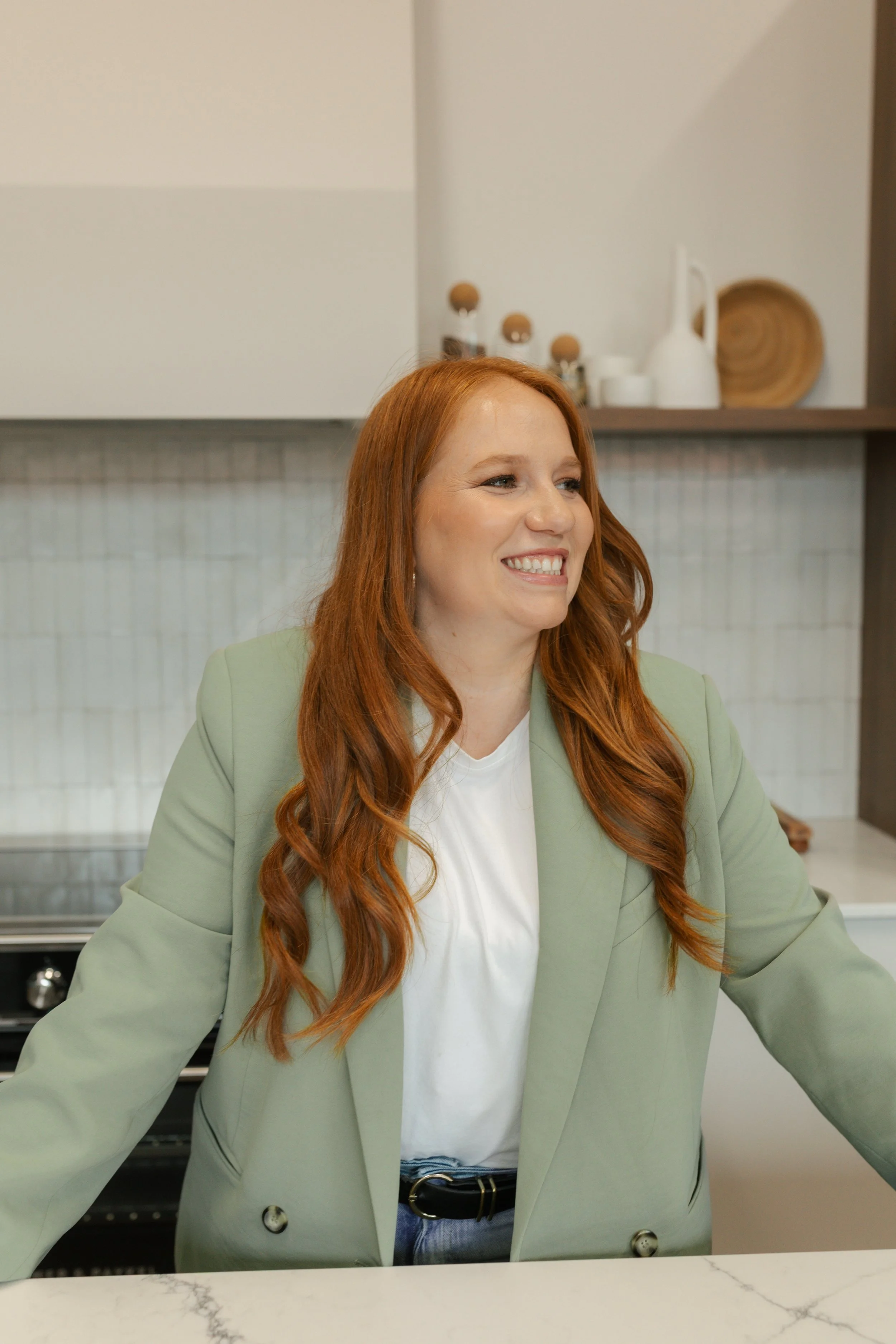 Catherine Auclair, souriante, dans son espace de travail