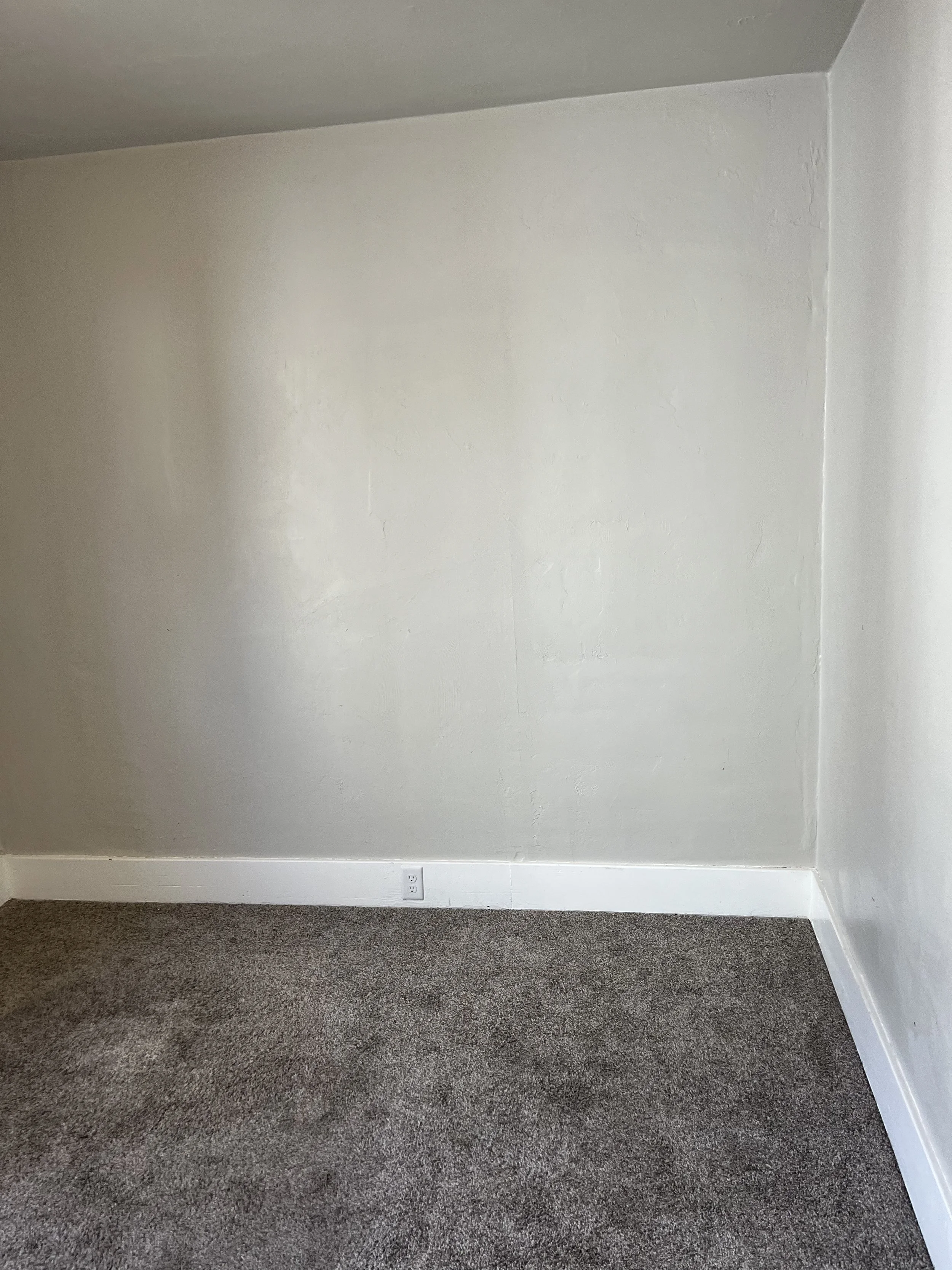 Move-out cleaning results for empty room and baseboards in Northeast Wisconsin