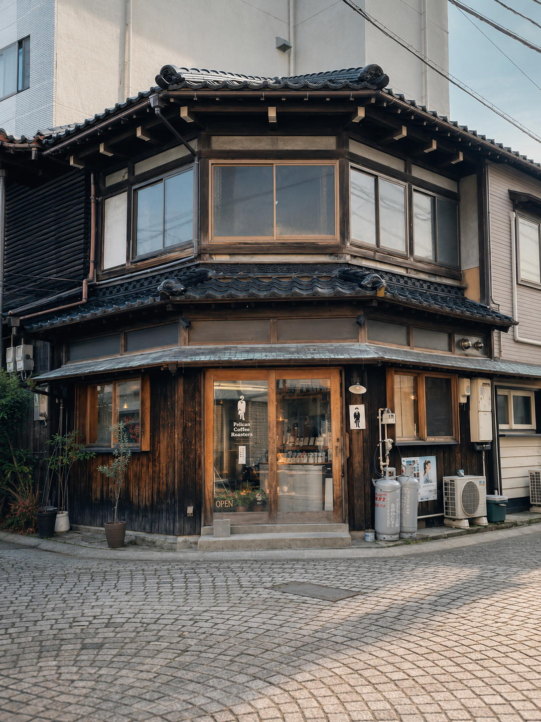 Tradición y café de especialidad: diseño de fachadas de madera en las calles de Kanazawa.