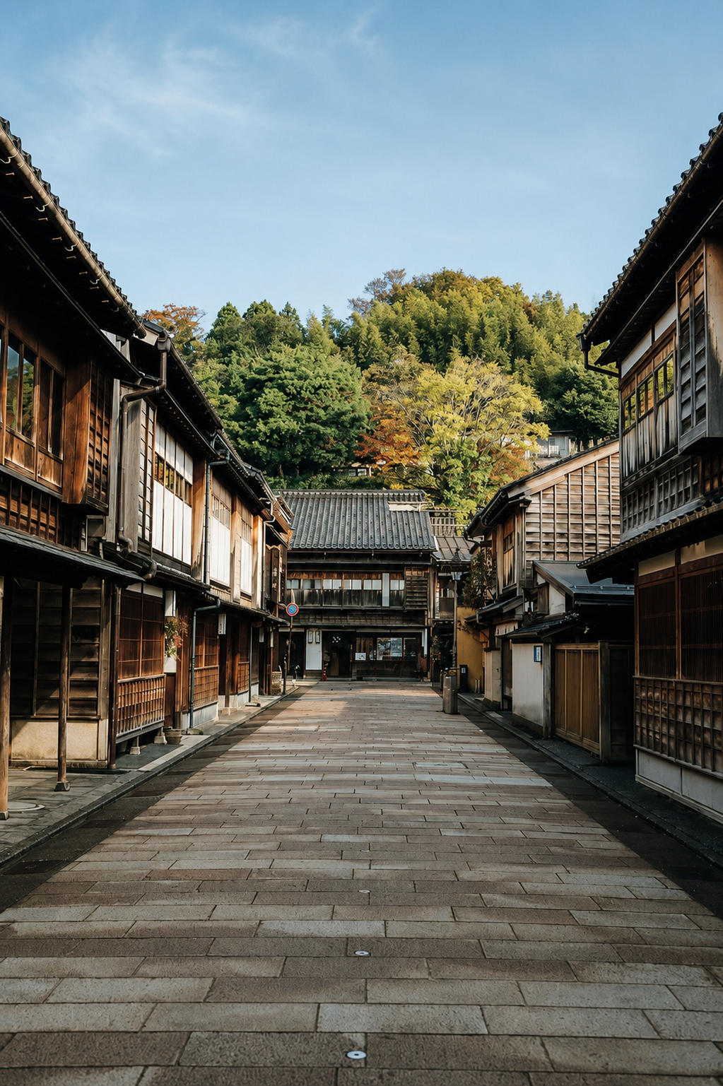 Lujo silencioso en Higashi Chaya: el amanecer solitario en las calles históricas de Kanazawa.