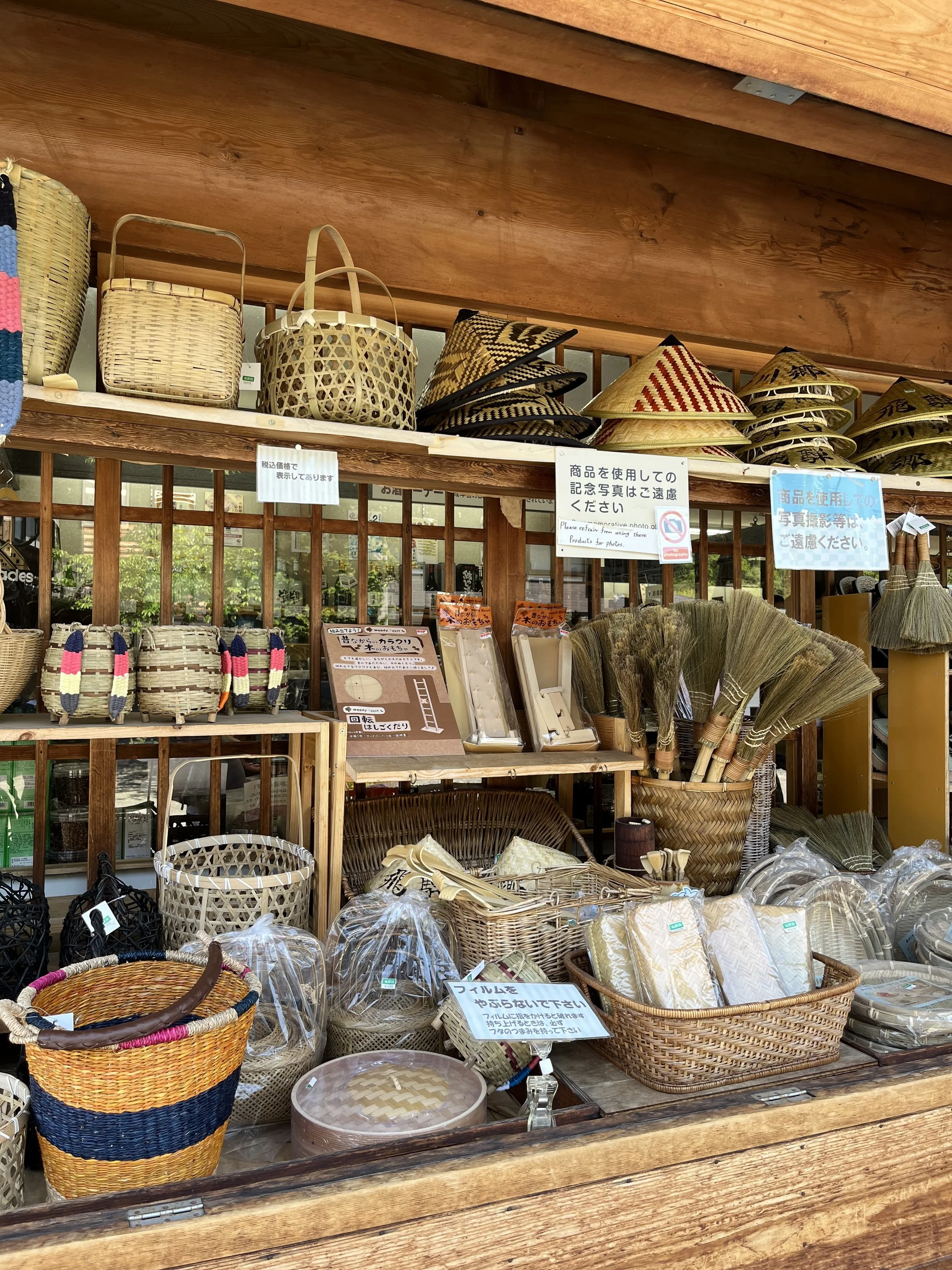 Artesanía en bambú y madera: el arte del tejido tradicional en las tiendas de Kanazawa.