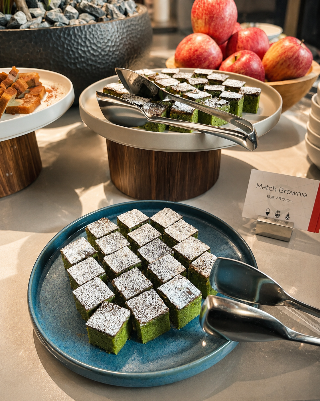 Repostería artesanal con matcha: detalles del buffet de desayuno en el Hyatt Centric Kanazawa.