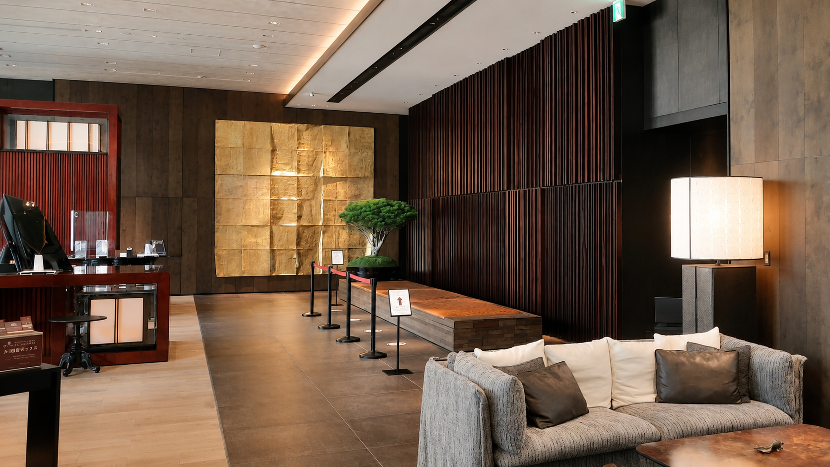 El arte del pan de oro: la recepción de diseño contemporáneo en el Hyatt Centric Kanazawa.