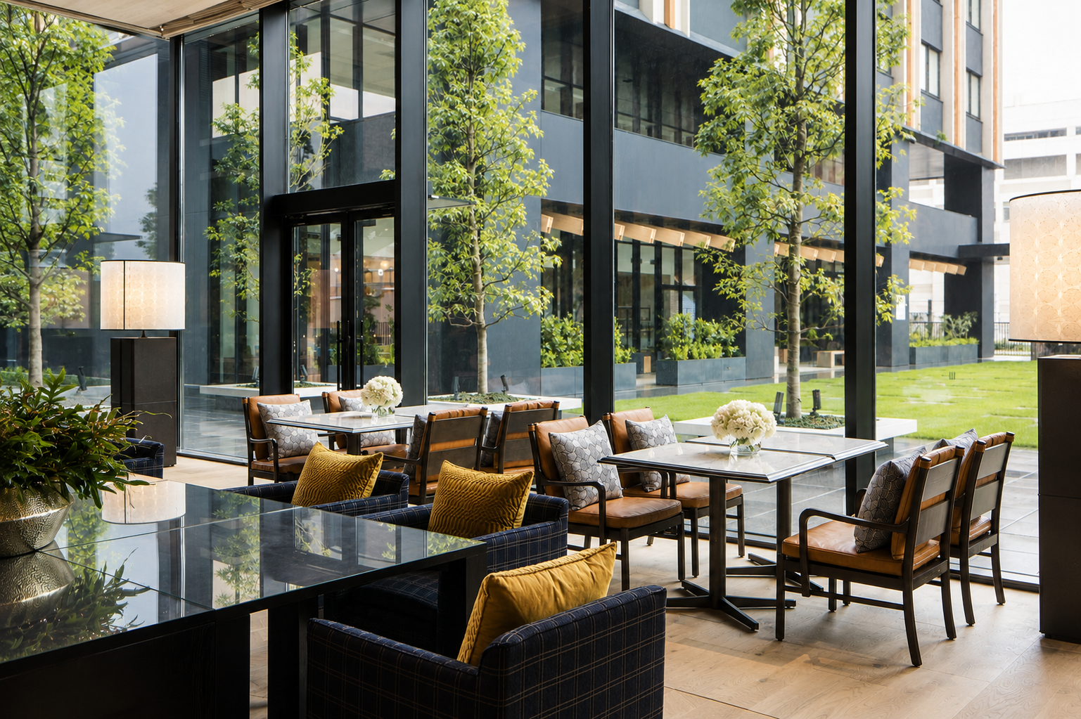 Arquitectura transparente: el comedor integrado al jardín interior en el Hyatt Centric Kanazawa.