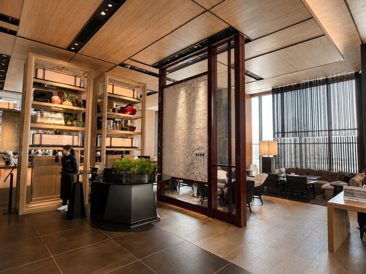 Minimalismo cálido en los Alpes Japoneses: la entrada al área lounge del Hyatt Centric Kanazawa.